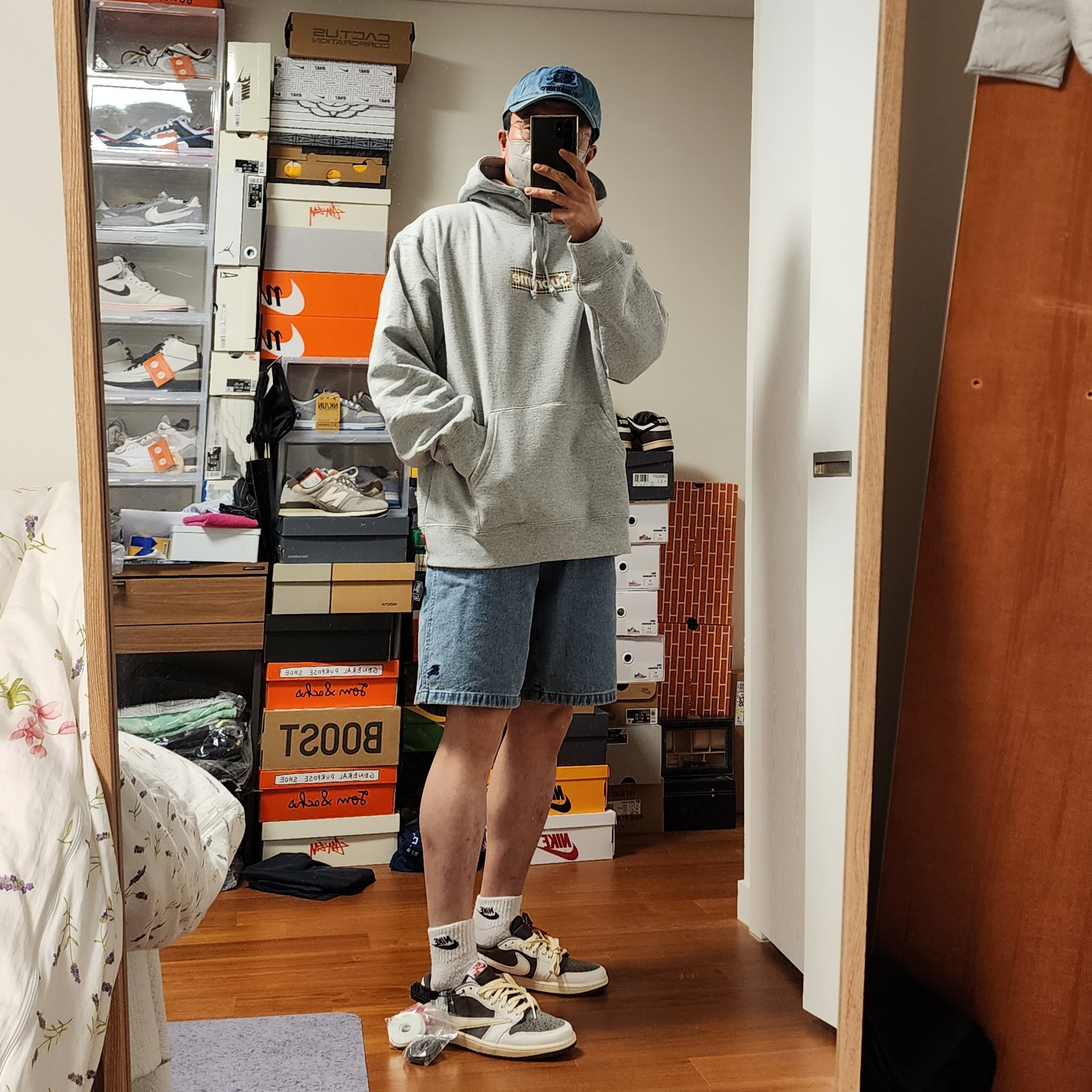 Supreme x Burberry Box Logo Hooded Sweatshirt Heather Grey - 22SS, Supreme x Burberry Denim 6-Panel Washed Blue - 22SS 착용 스타일 - 1