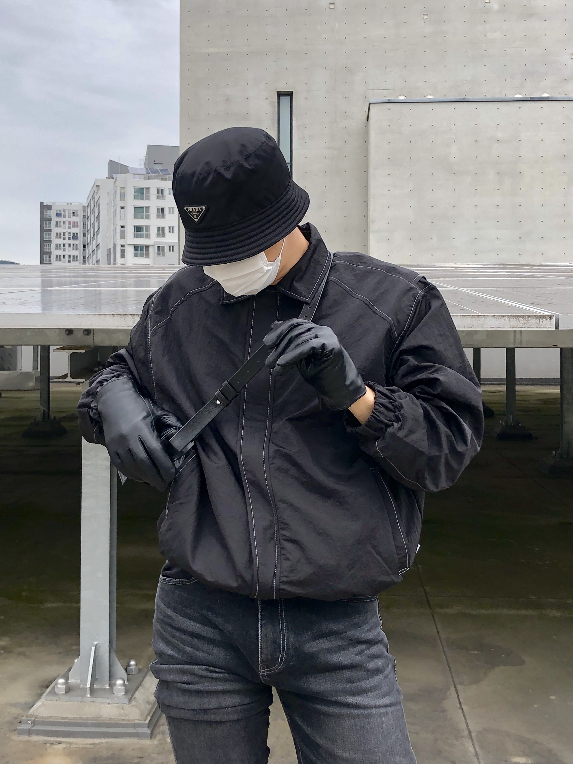 Prada Re-Nylon Bucket Hat Black 착용 스타일 - 3