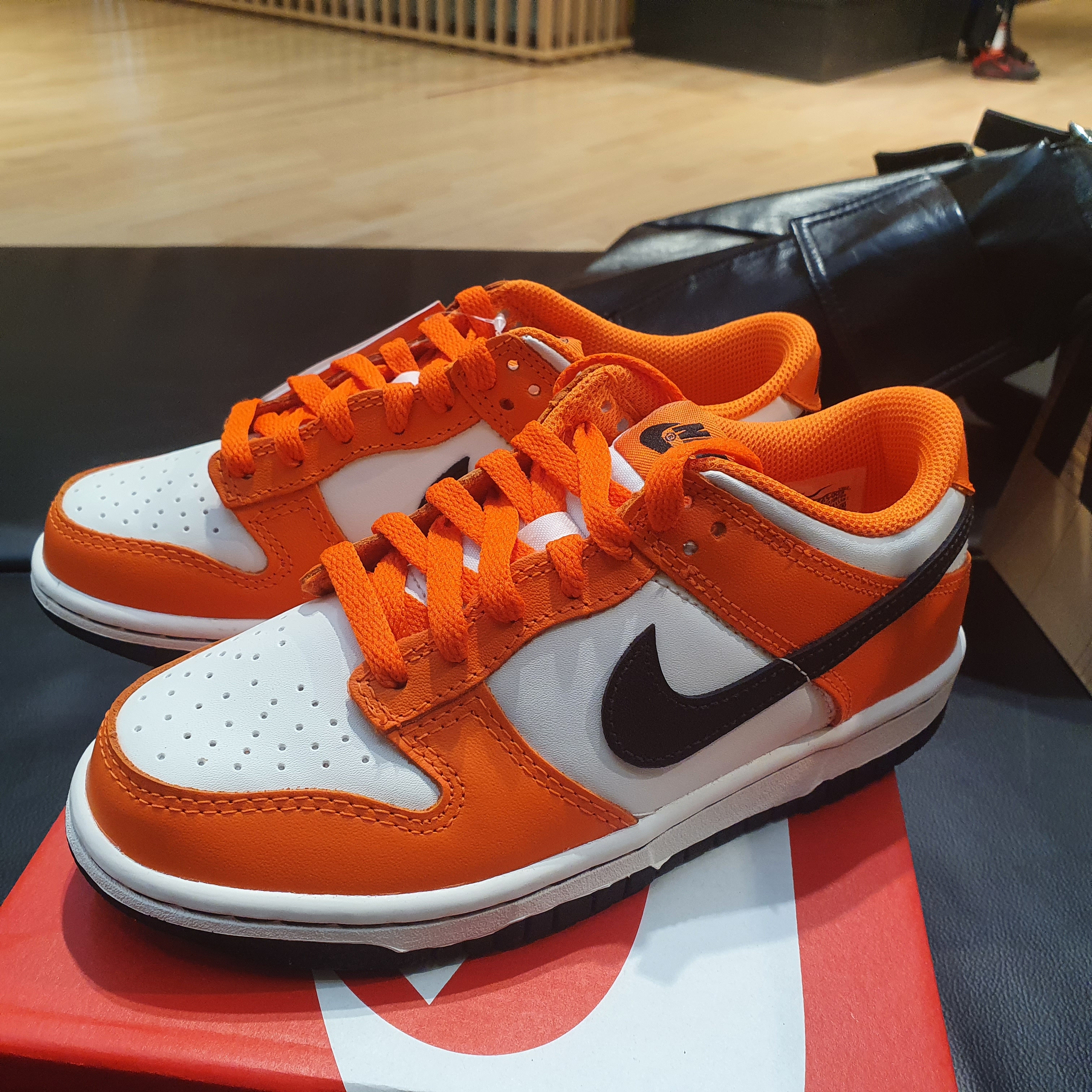 (GS) Nike Dunk Low Safety Orange 착용 스타일 - 1