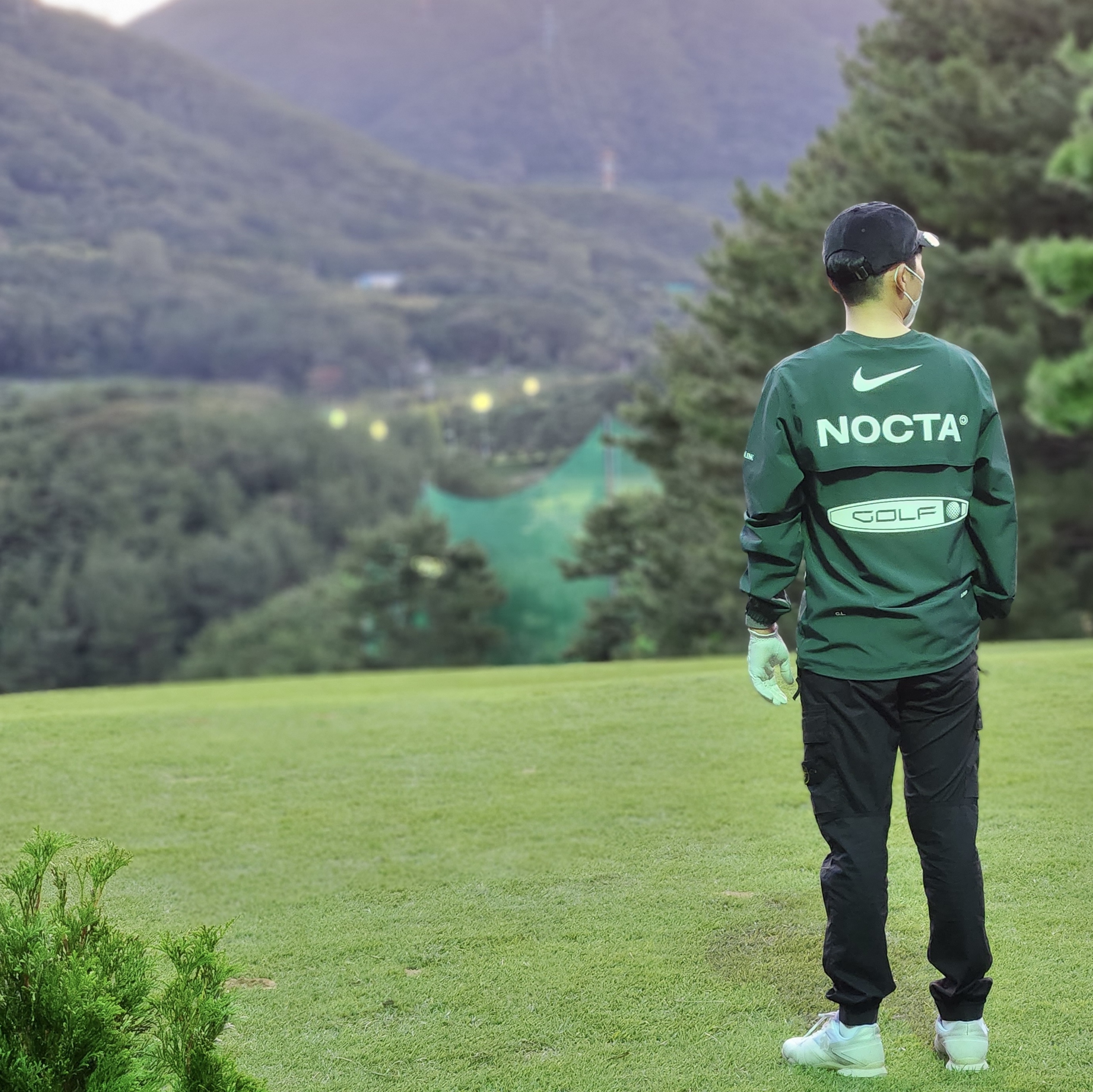 Nike x Drake Nocta Golf Crewneck Top Green - US/EU, Stone Island 31303 Stretch Cotton Tela Paracadute Cargo Pants Black - 22SS 착용 스타일