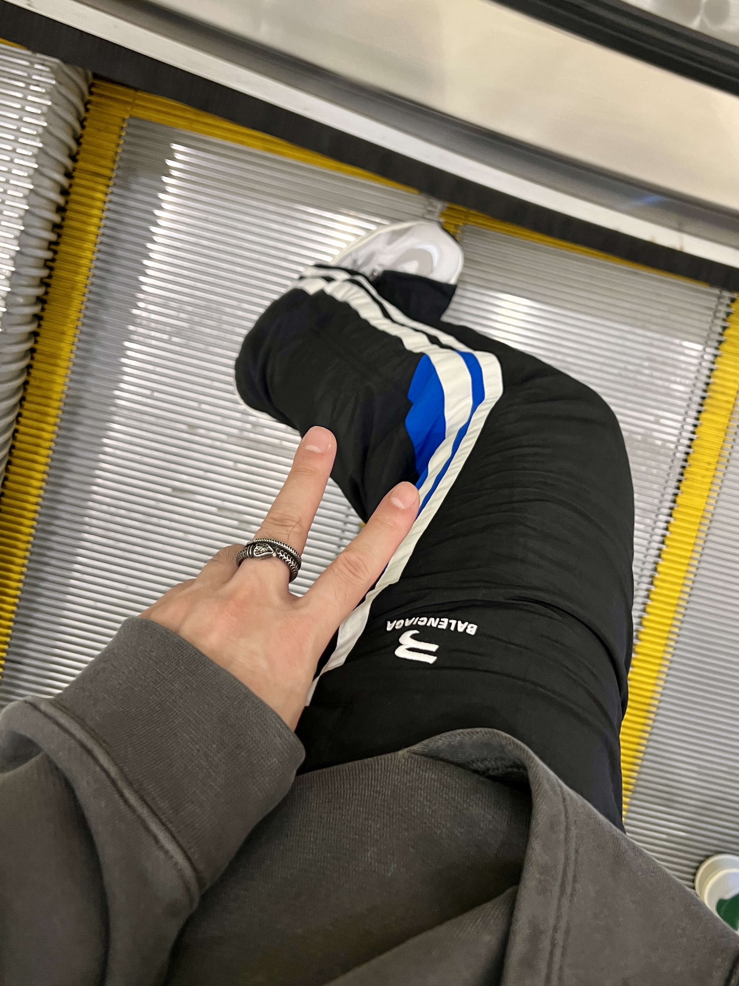 Adidas Yeezy Boost 700 V2 Static 2022 착용 스타일 - 5