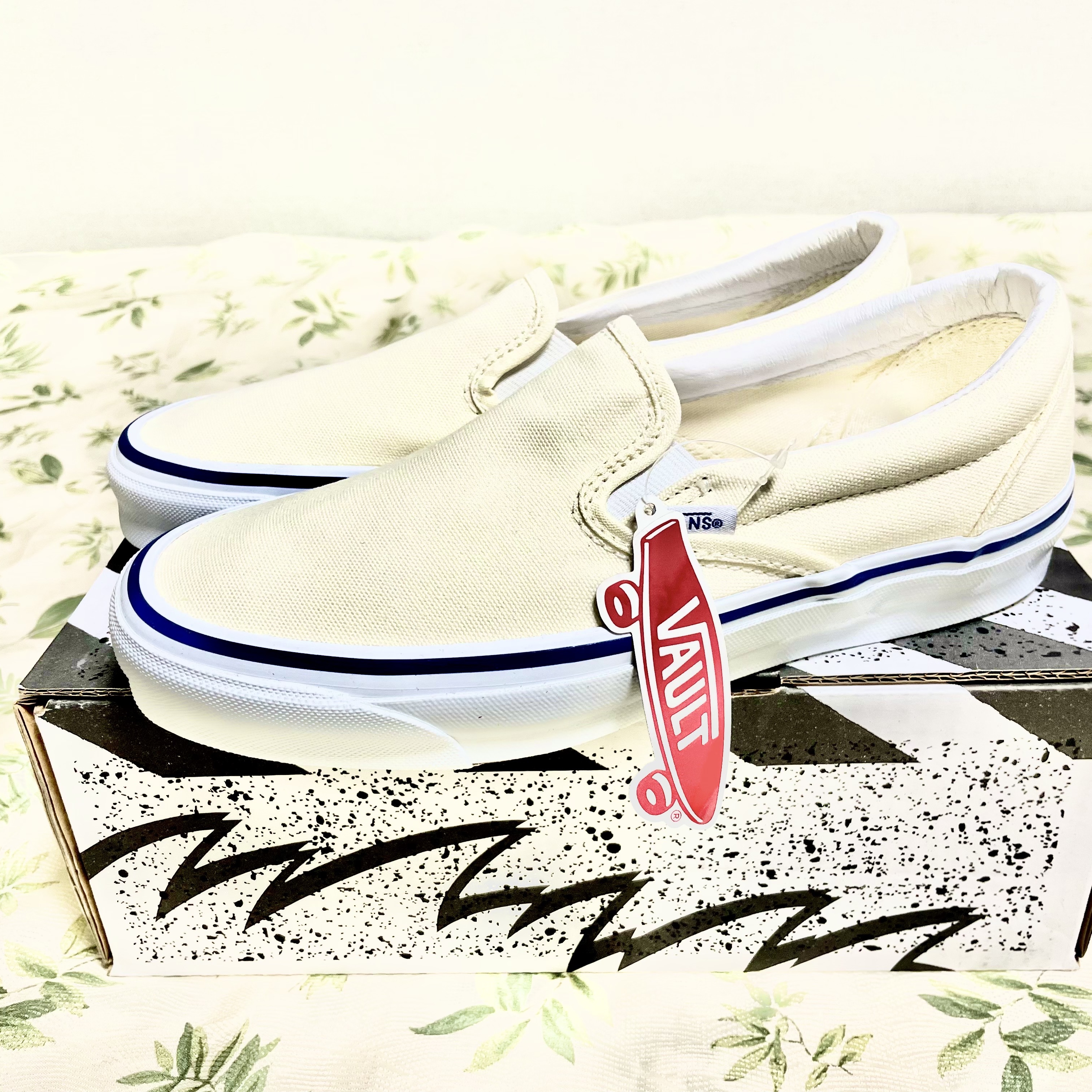 Vans Vault OG Classic Slip-On LX Classic White 착용 스타일 - 1
