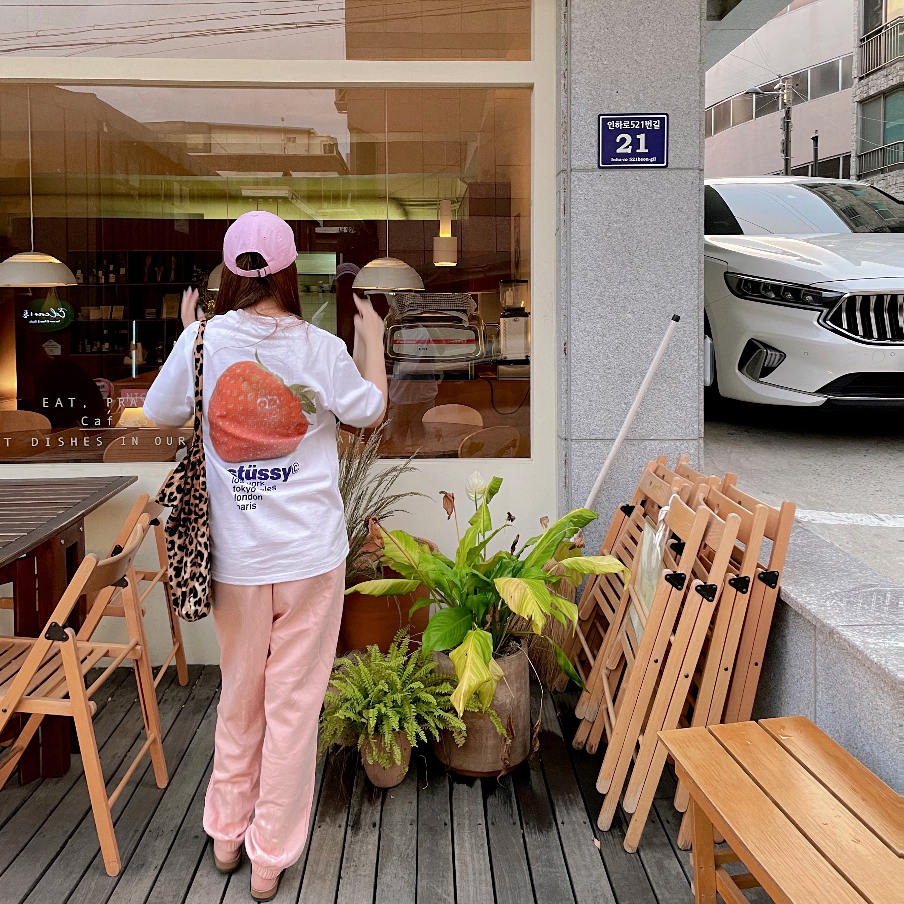 Stussy Strawberry T-Shirt White, Birkenstock Arizona Black - Narrow 착용 스타일 - 1