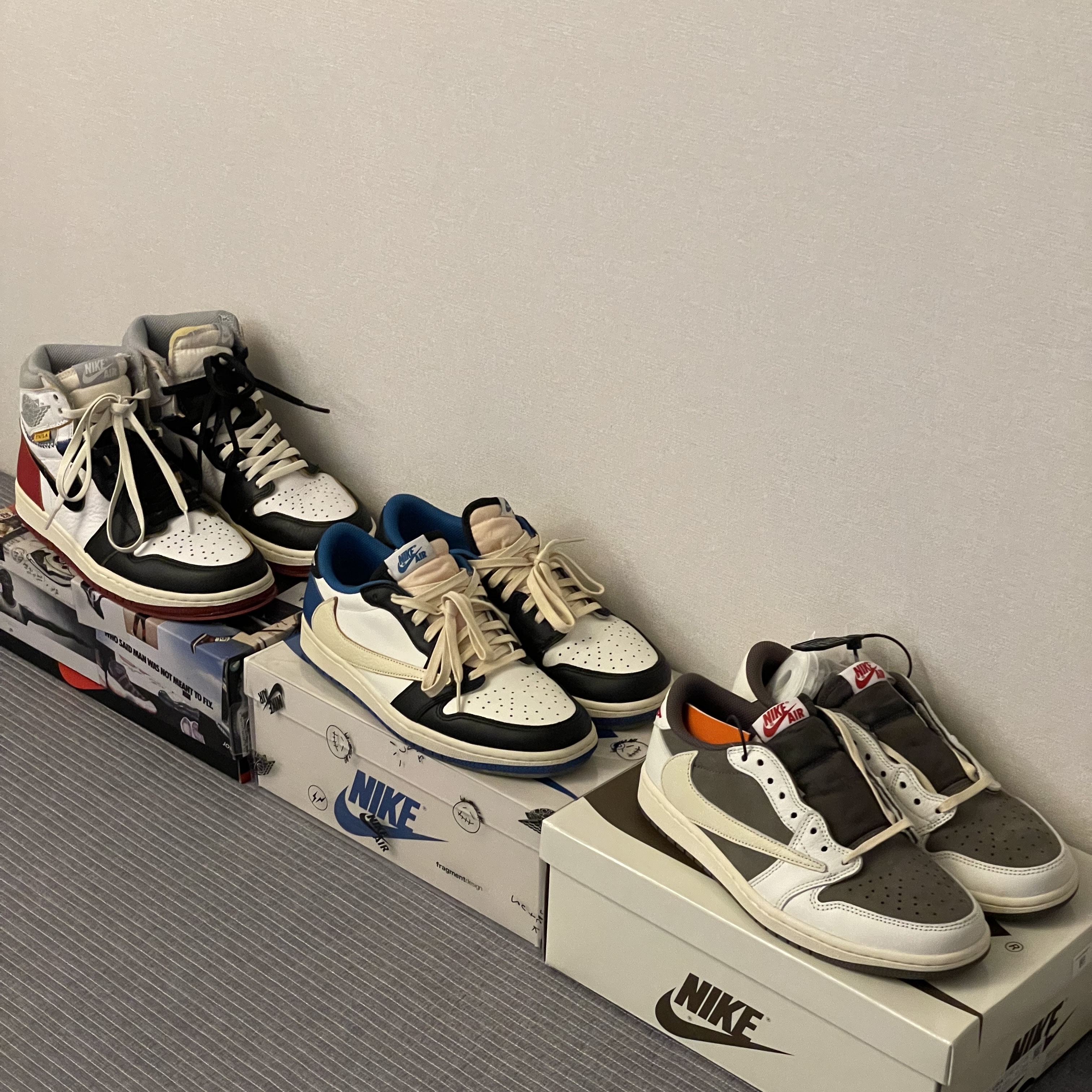 Jordan 1 x Union Retro High Black Toe, Jordan 1 x Travis Scott x Fragment Retro Low OG SP Military Blue 착용 스타일