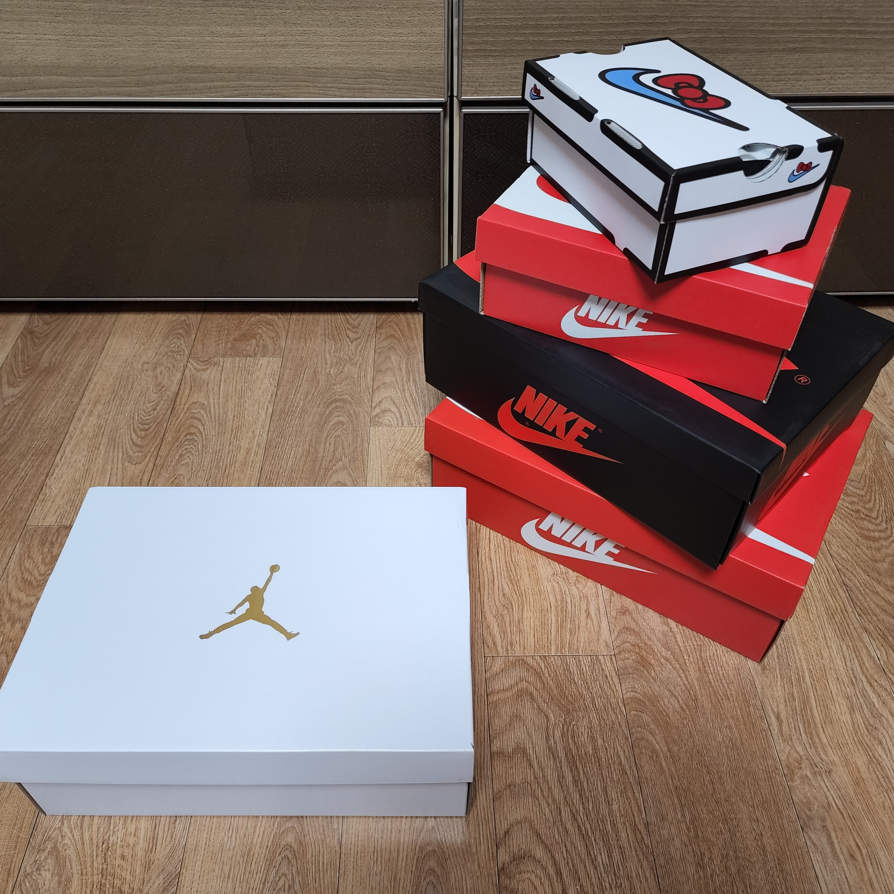 (W) Jordan 1 Mid Black Particle Grey, (TD) Nike x Hello Kitty Air Presto University Blue 착용 스타일 - 3