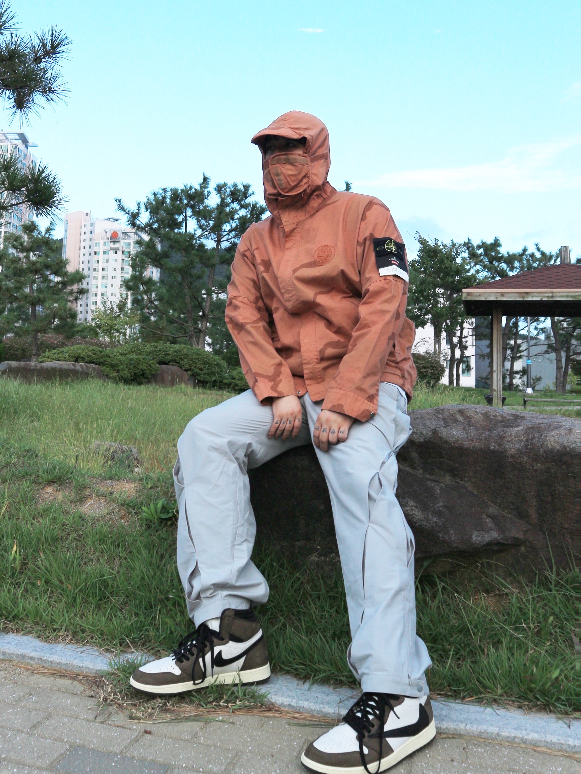 Jordan 1 x Travis Scott Retro High OG SP Mocha, Supreme x Stone Island Riot Mask Camo Jacket Coral - 19SS 착용 스타일 - 1