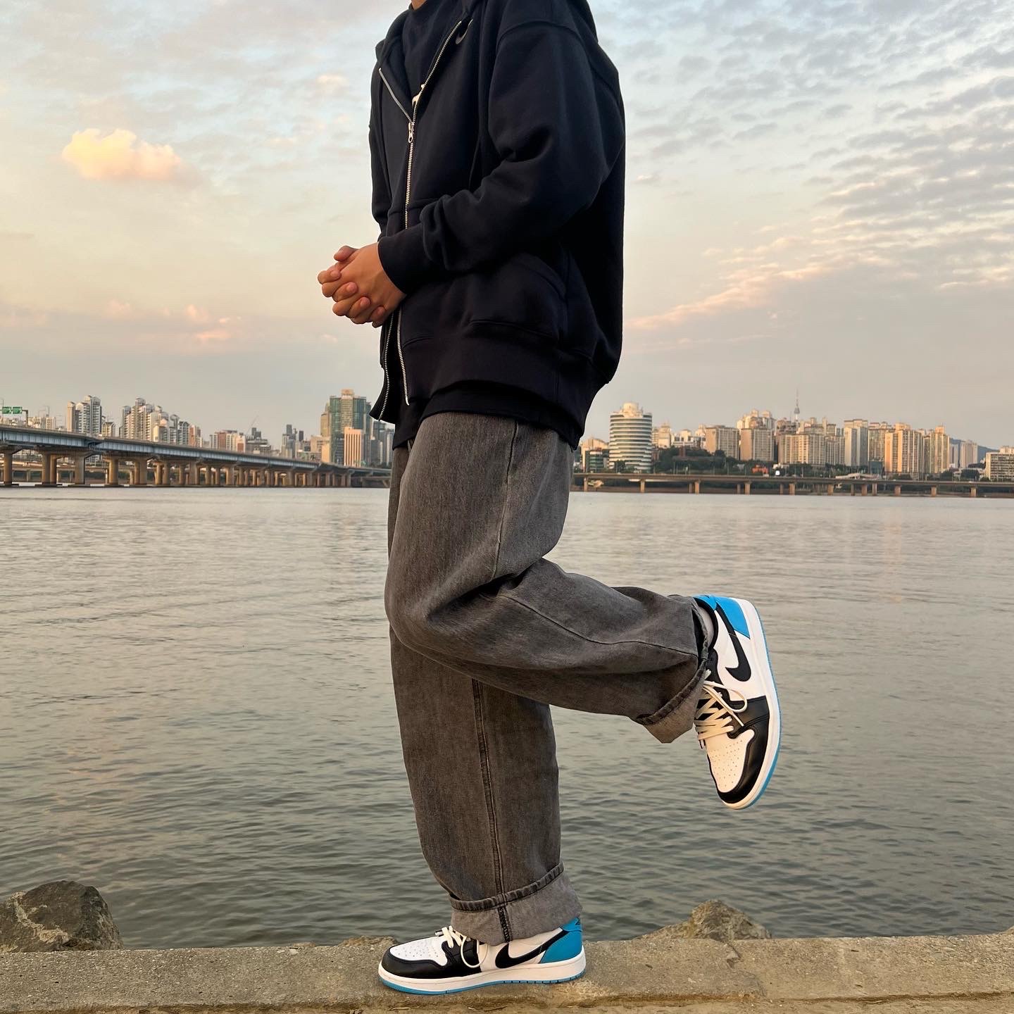 Jordan 1 Retro Low OG Black and Dark Powder Blue 착용 스타일 - 1