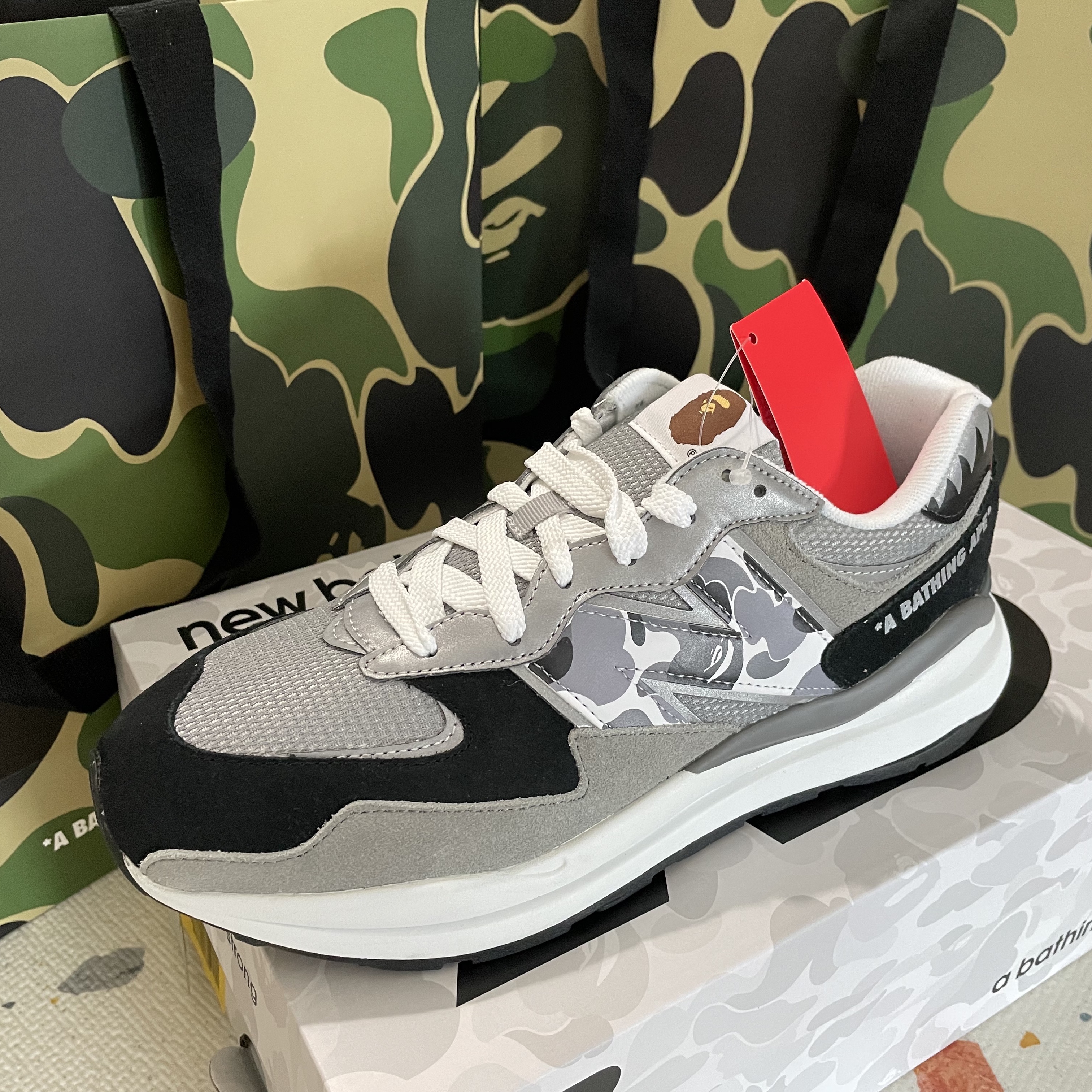 New Balance x BAPE 5740 Grey, New Balance x BAPE 5740 Grey (Special Box) 착용 스타일 - 3