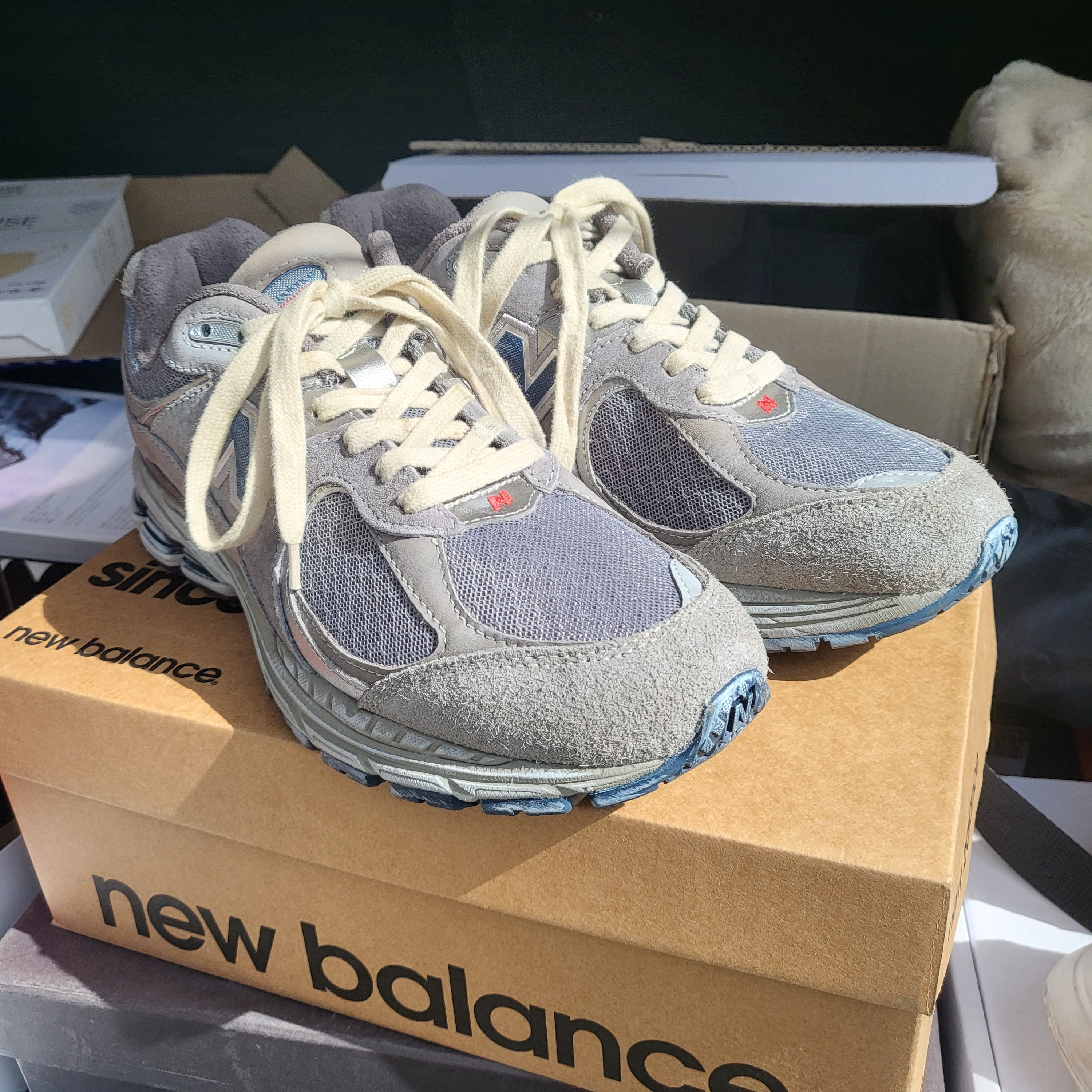 New Balance 2002R Premium Vintage Grey 착용 스타일 - 2