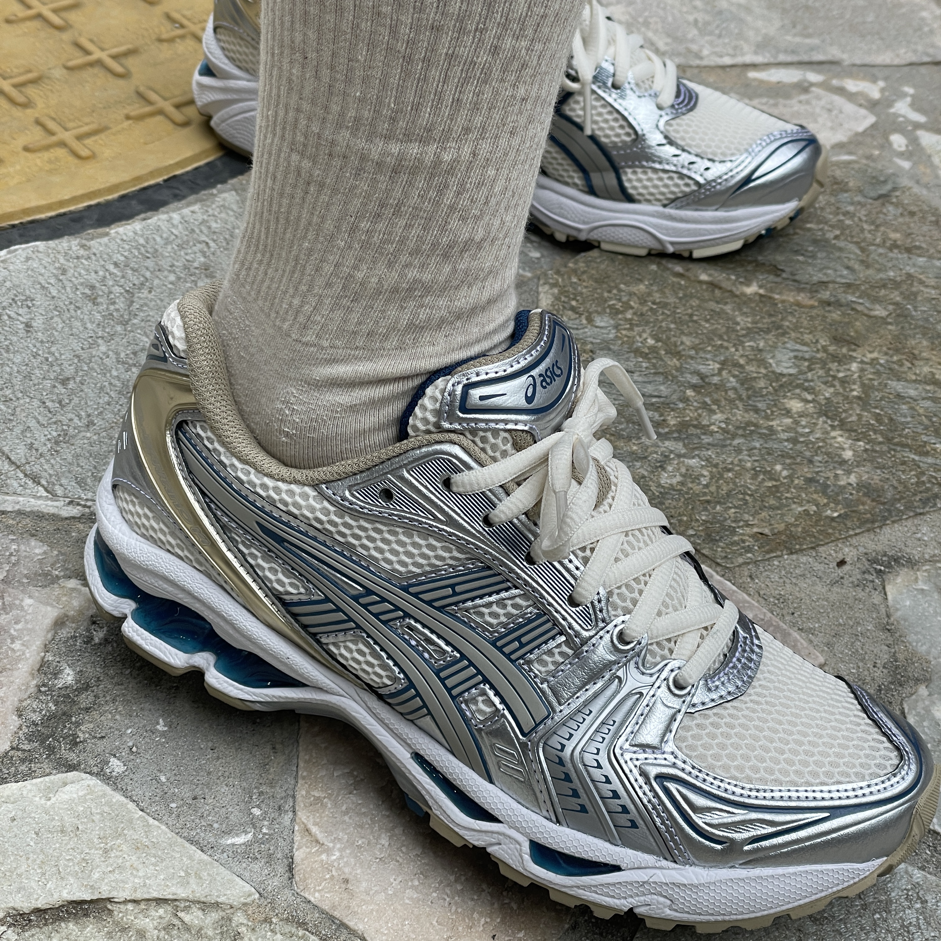 Asics Gel-Kayano 14 Cream Pure Silver, Jordan 1 Retro High OG Craft 착용 스타일 - 1