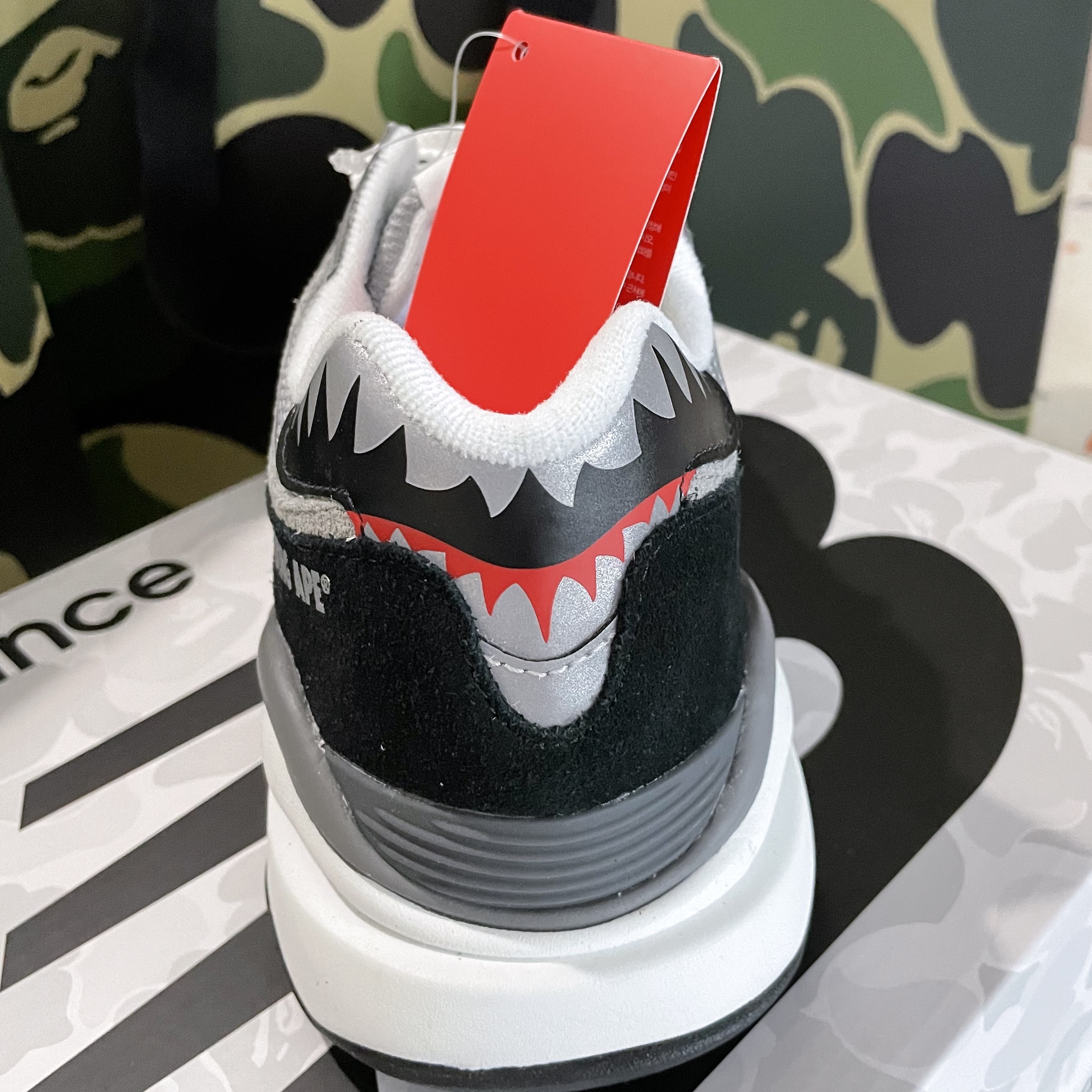 New Balance x BAPE 5740 Grey, New Balance x BAPE 5740 Grey (Special Box) 착용 스타일 - 2