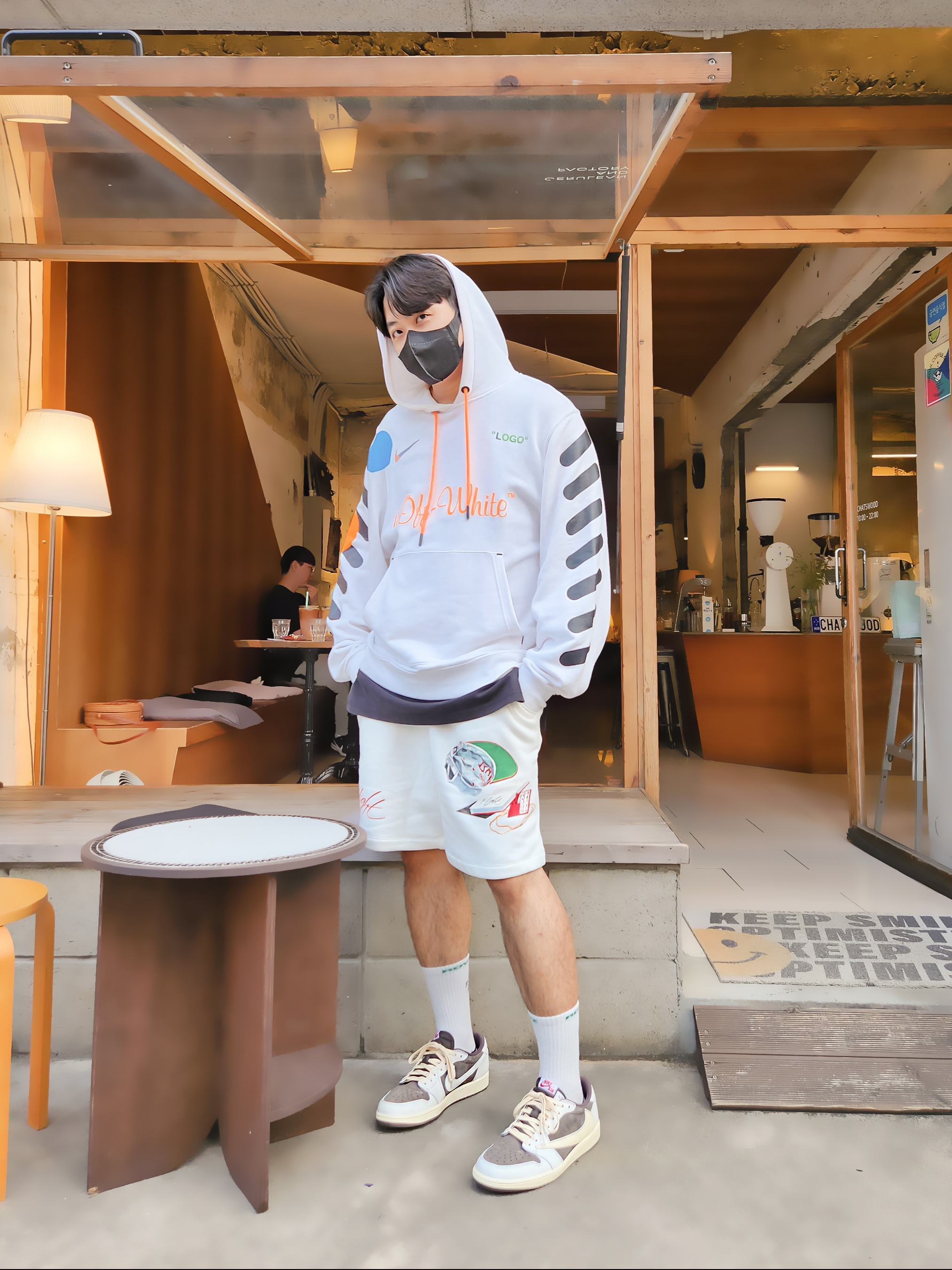 Jordan 1 x Travis Scott Retro Low OG SP Sail and Ridgerock, Jordan Flight Artist Series By Jacob Rochester Fleece Shorts Sail - Asia 착용 스타일