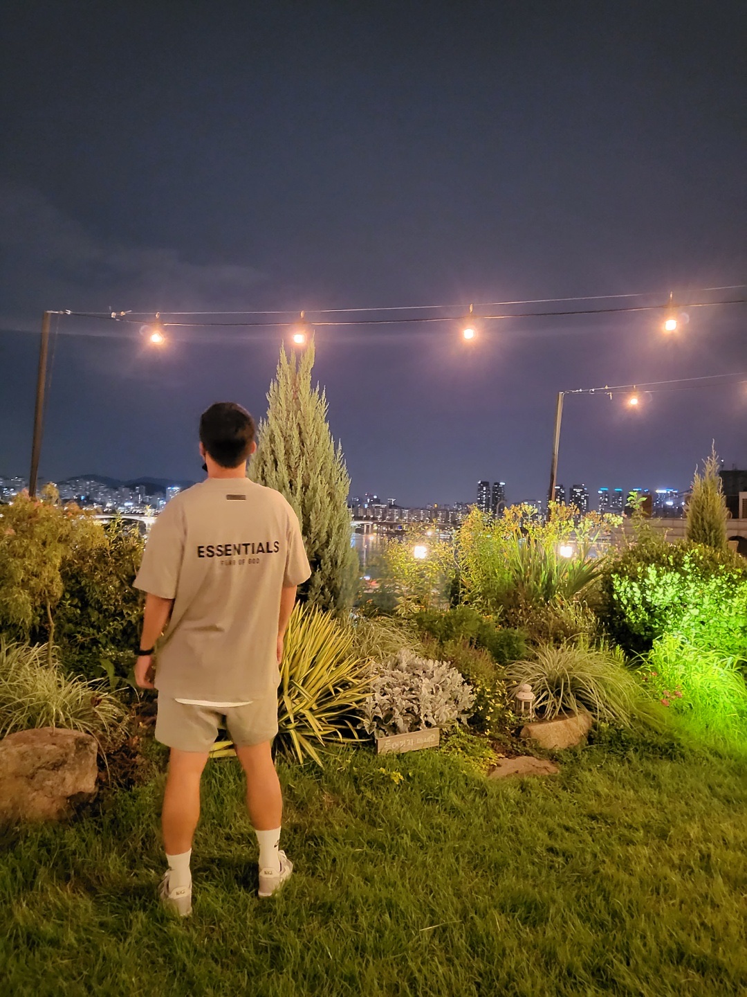 Essentials The Core Collection T-Shirt Dark Oatmeal, Essentials The Core Collection Sweatshorts Dark Oatmeal 착용 스타일