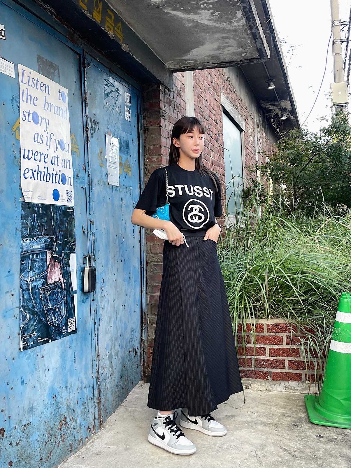 Stussy Pigment Dyed Stussy No.4 T-Shirt Black, (GS) Jordan 1 Mid Light Smoke Grey 착용 스타일