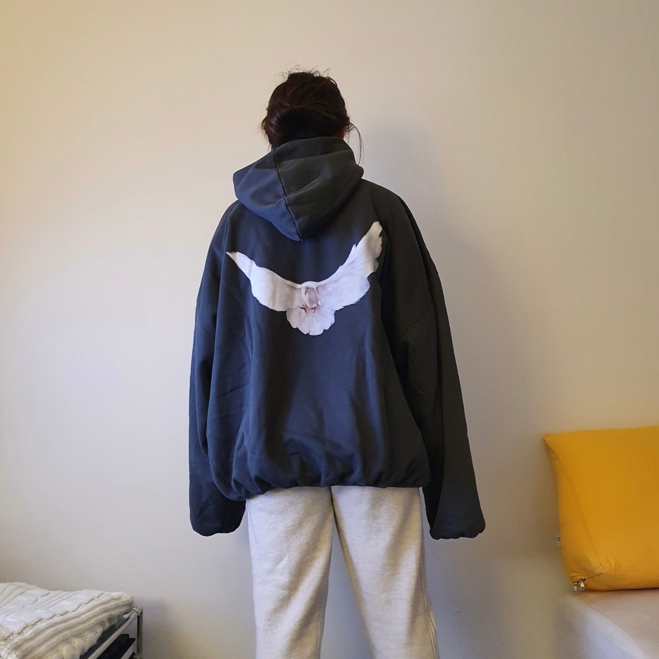 Yeezy Gap Engineered By Balenciaga Dove Hoodie Black, Maison Margiela Upside Down Embroidered Logo Hoodie Black White 착용 스타일 - 2