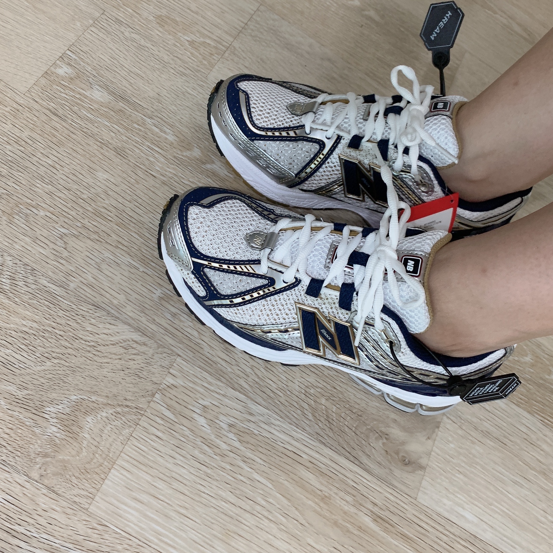 New Balance 1906R White Navy Gold 착용 스타일
