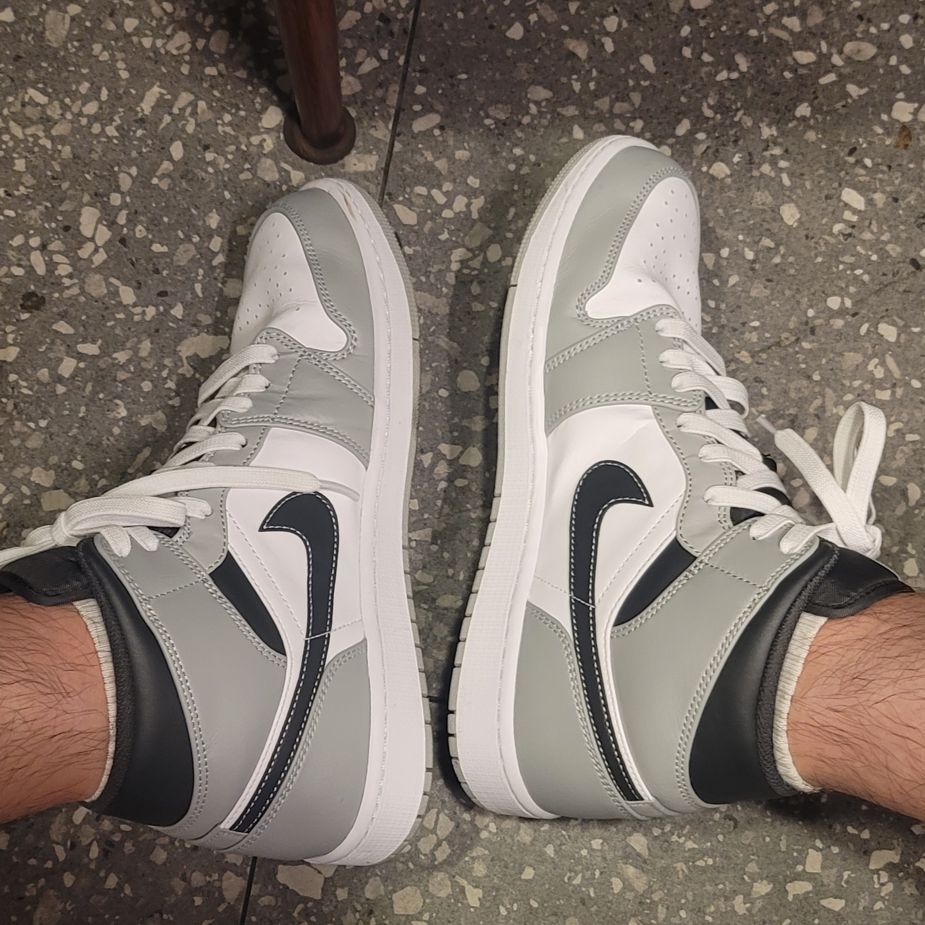 Jordan 1 Mid Light Smoke Grey Anthracite 착용 스타일 - 3