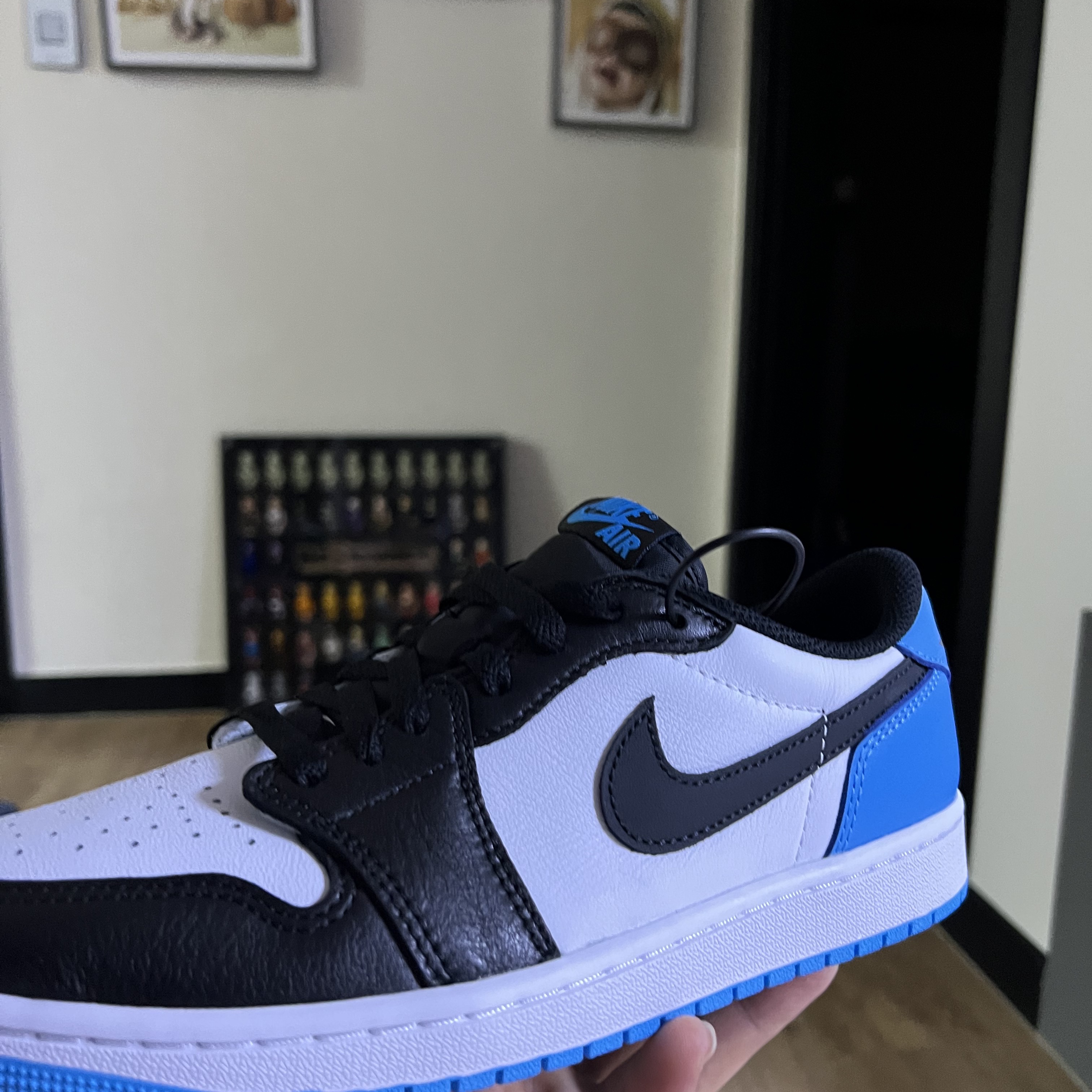 Jordan 1 Retro Low OG Black and Dark Powder Blue 착용 스타일 - 3