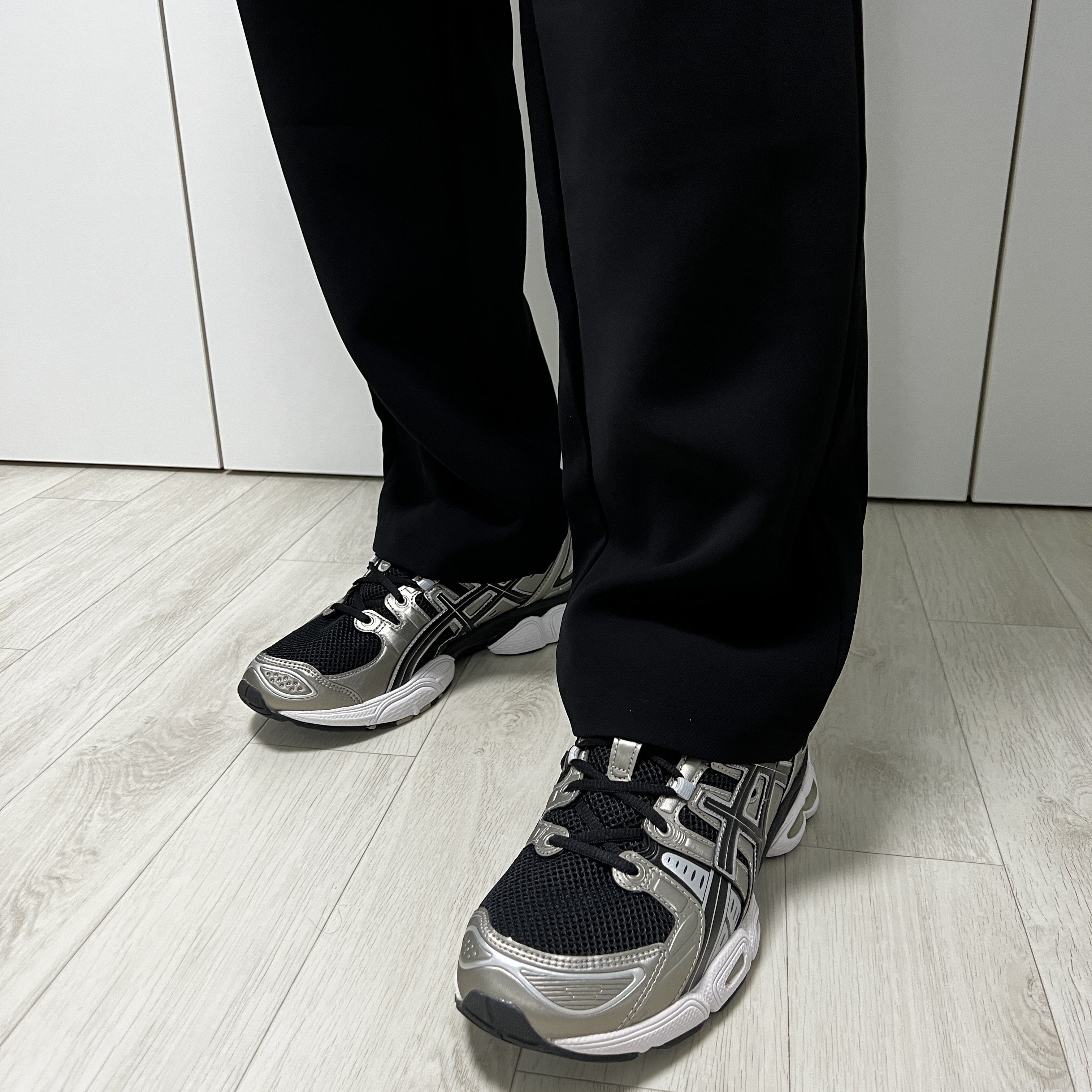 Asics Gel-Nimbus 9 Frosted Almond Black 착용 스타일