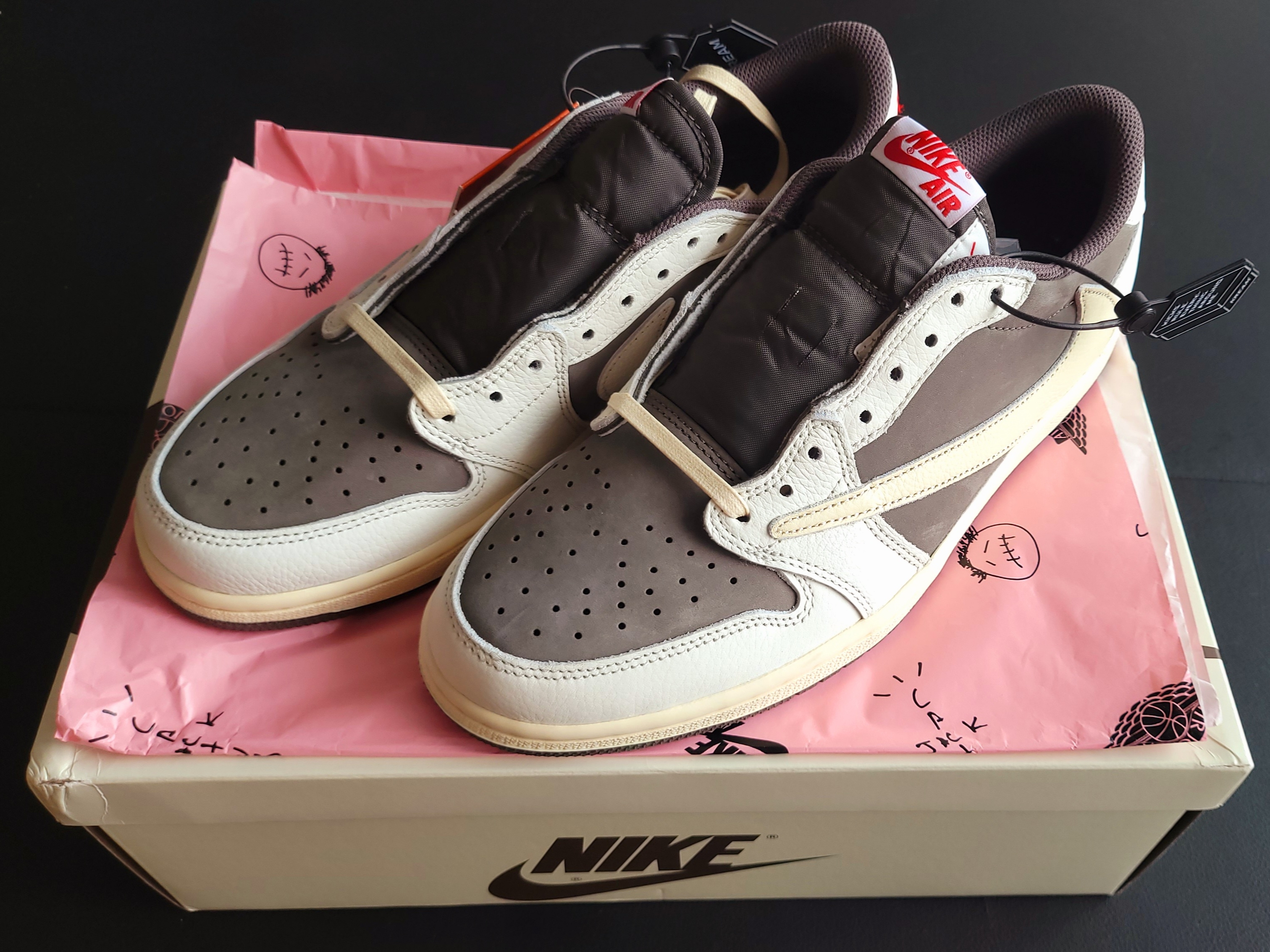 Jordan 1 x Travis Scott Retro Low OG SP Sail and Ridgerock 착용 스타일 - 3