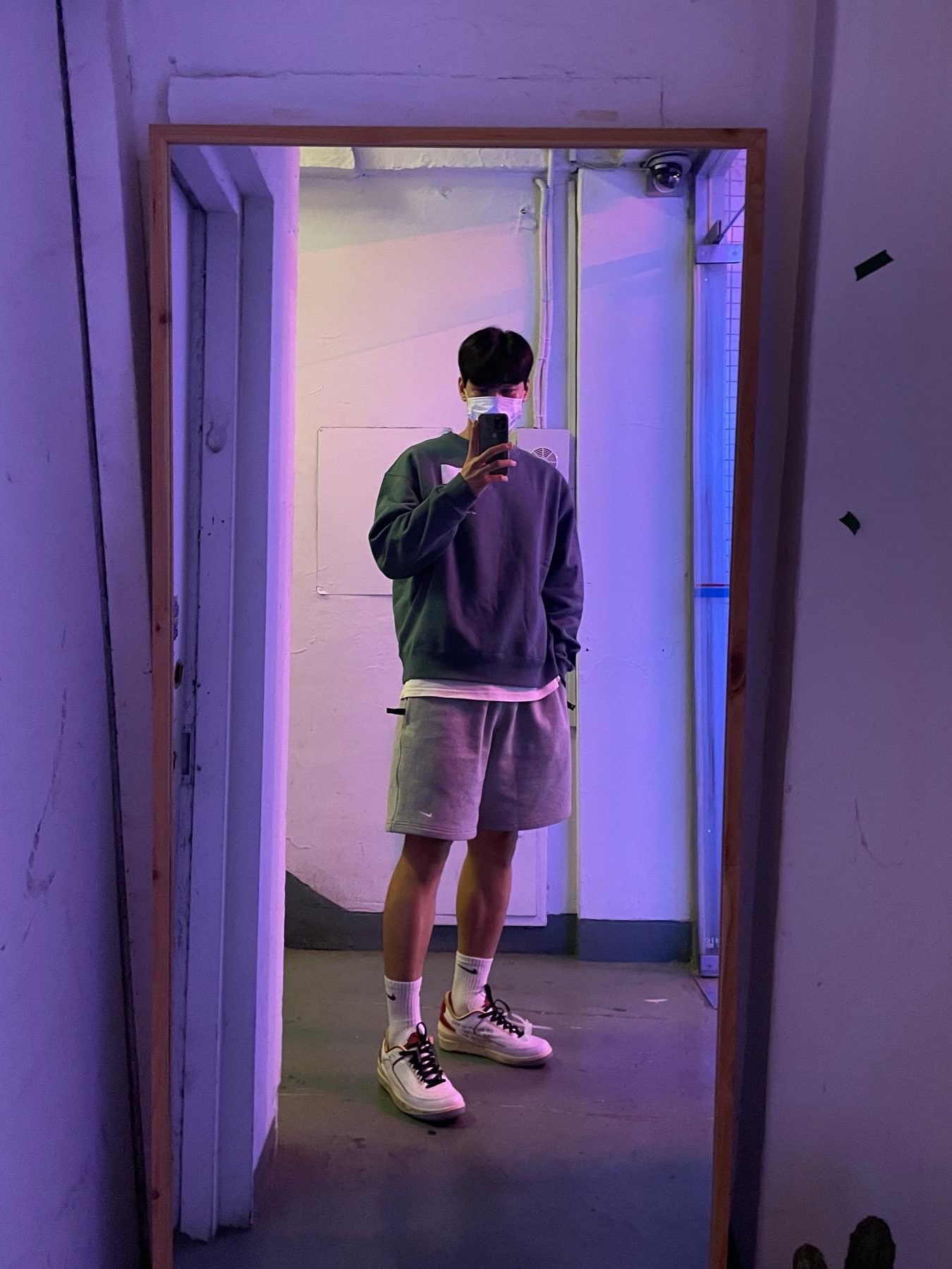 Jordan 2 x Off-White Retro Low SP White and Varsity Red, Nike NRG Solo Swoosh Fleece Shorts Dark Grey Heather - Asia 착용 스타일