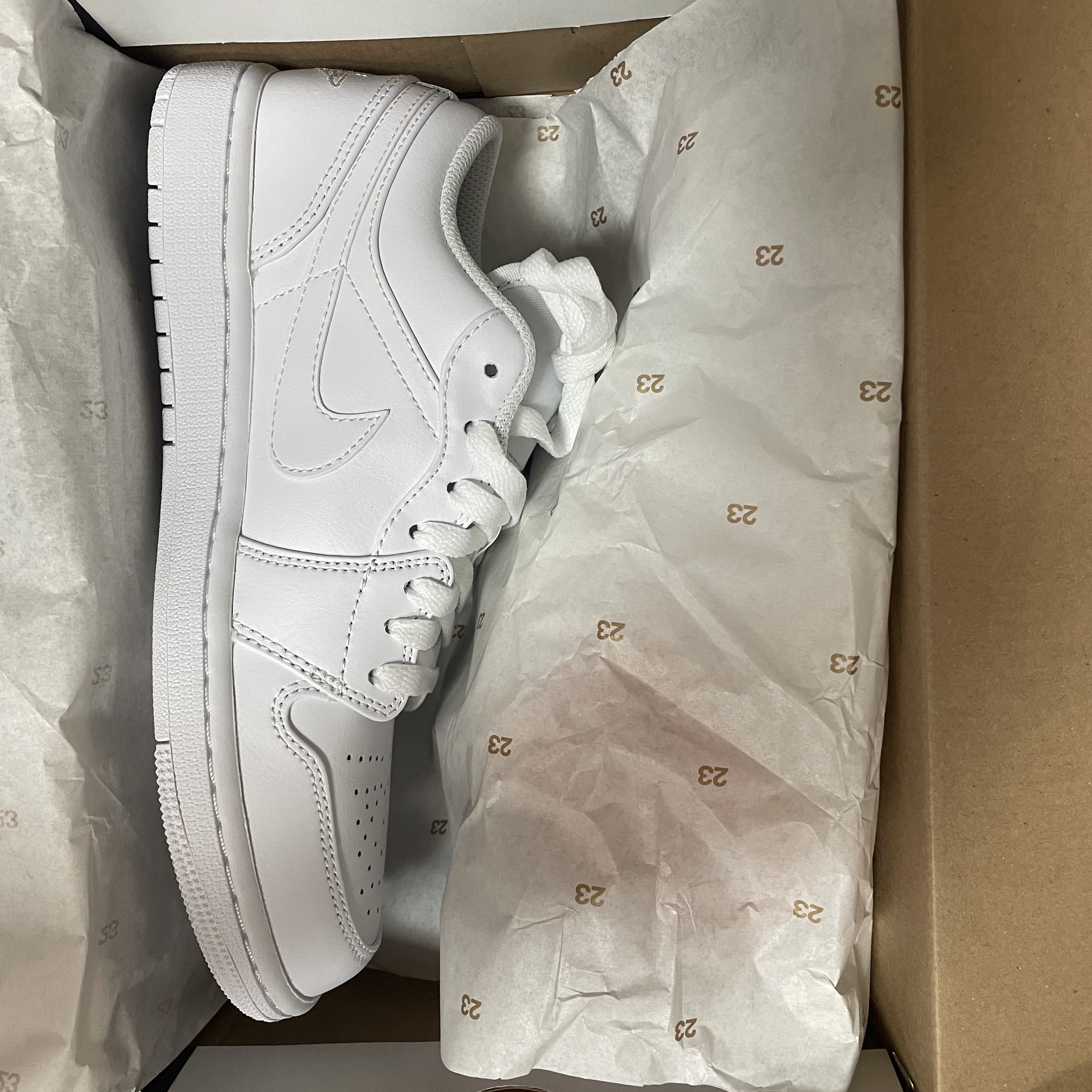 Jordan 1 Low Triple White 착용 스타일 - 2