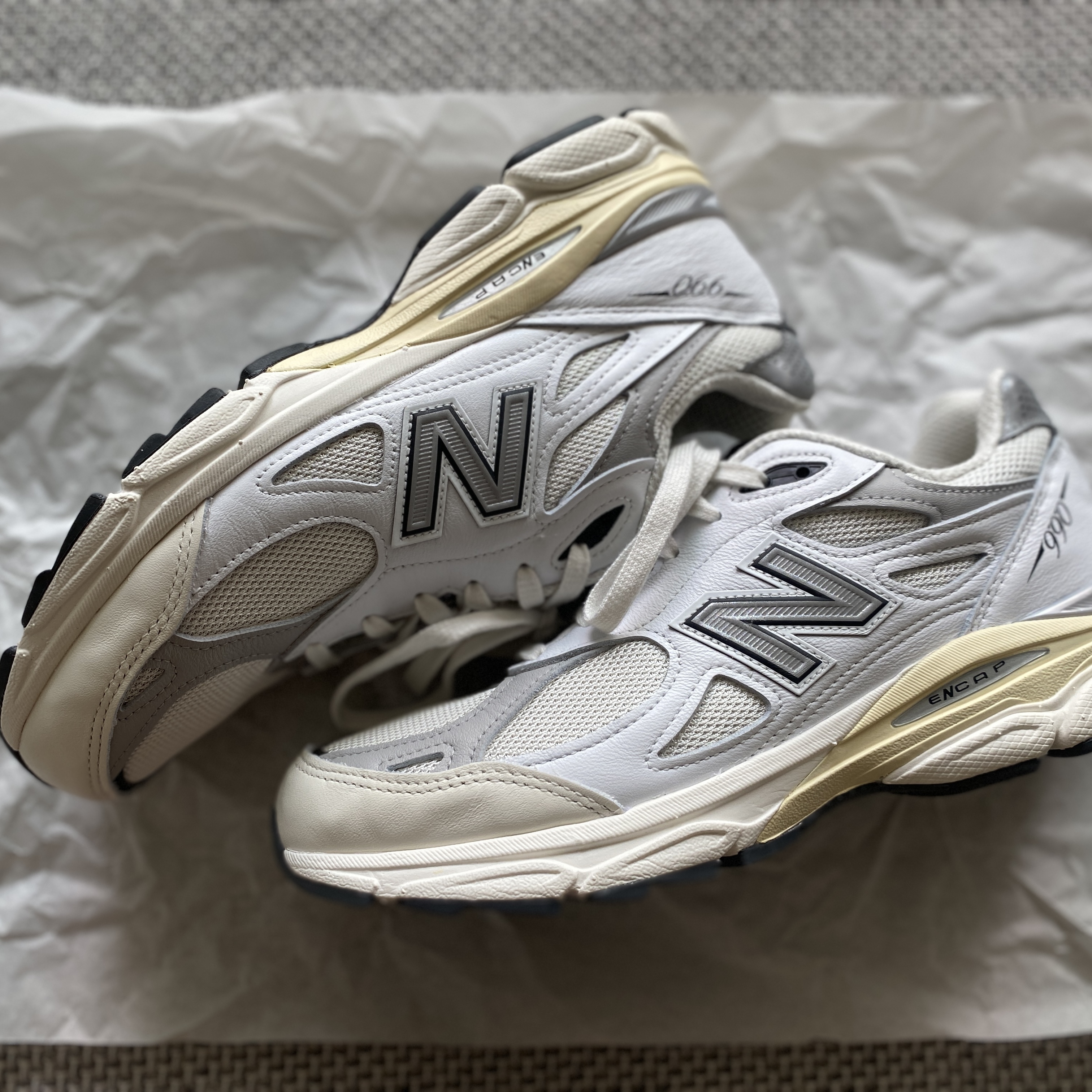 New Balance 990v3 Made in USA Sea Salt 착용 스타일 - 1