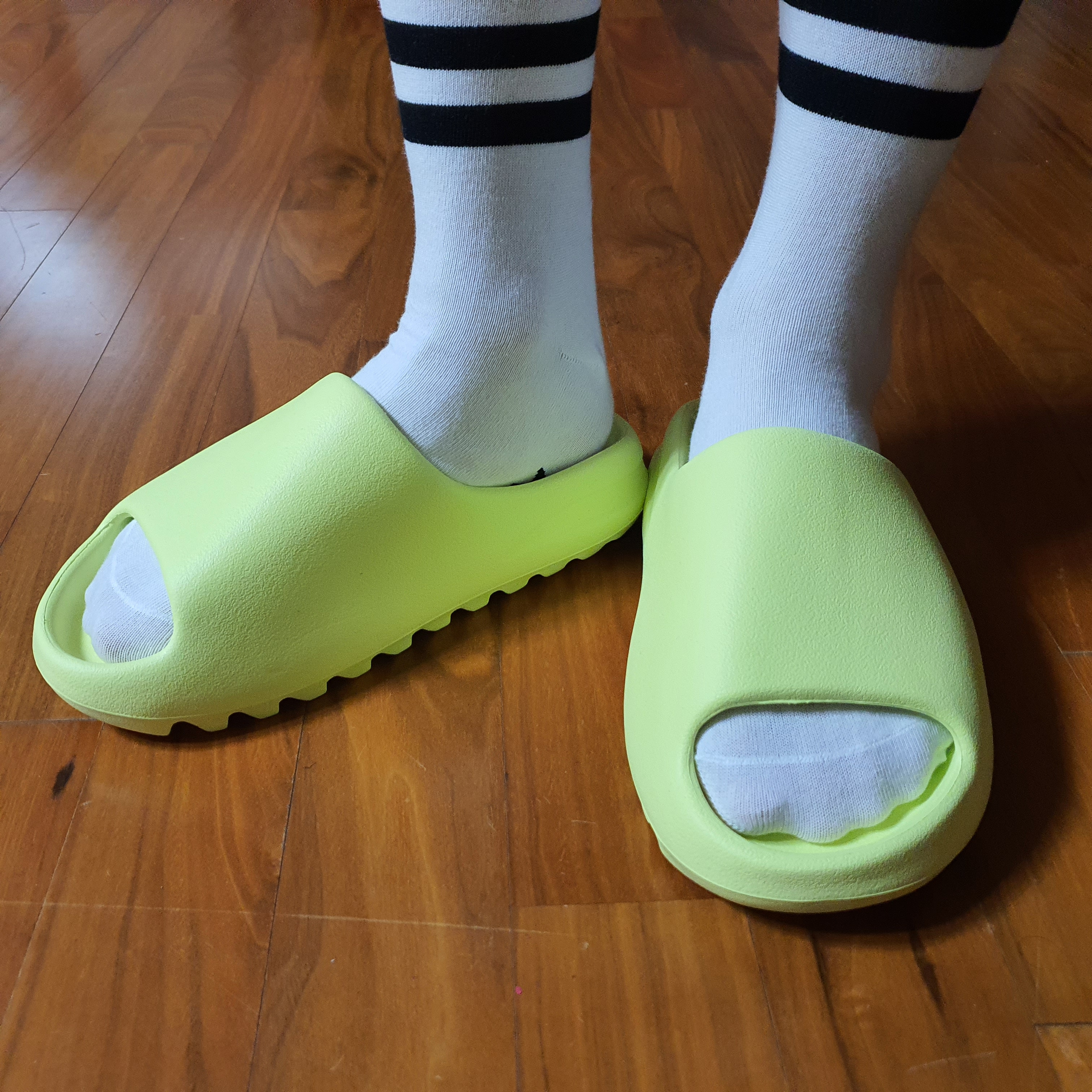 Adidas Yeezy Slide Glow Green 2022/2023 착용 스타일
