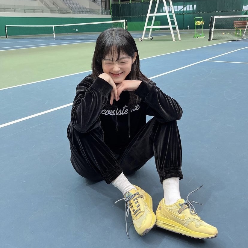Nike x Travis Scott Air Max 1 Cact.us Gold 착용 스타일 - 2