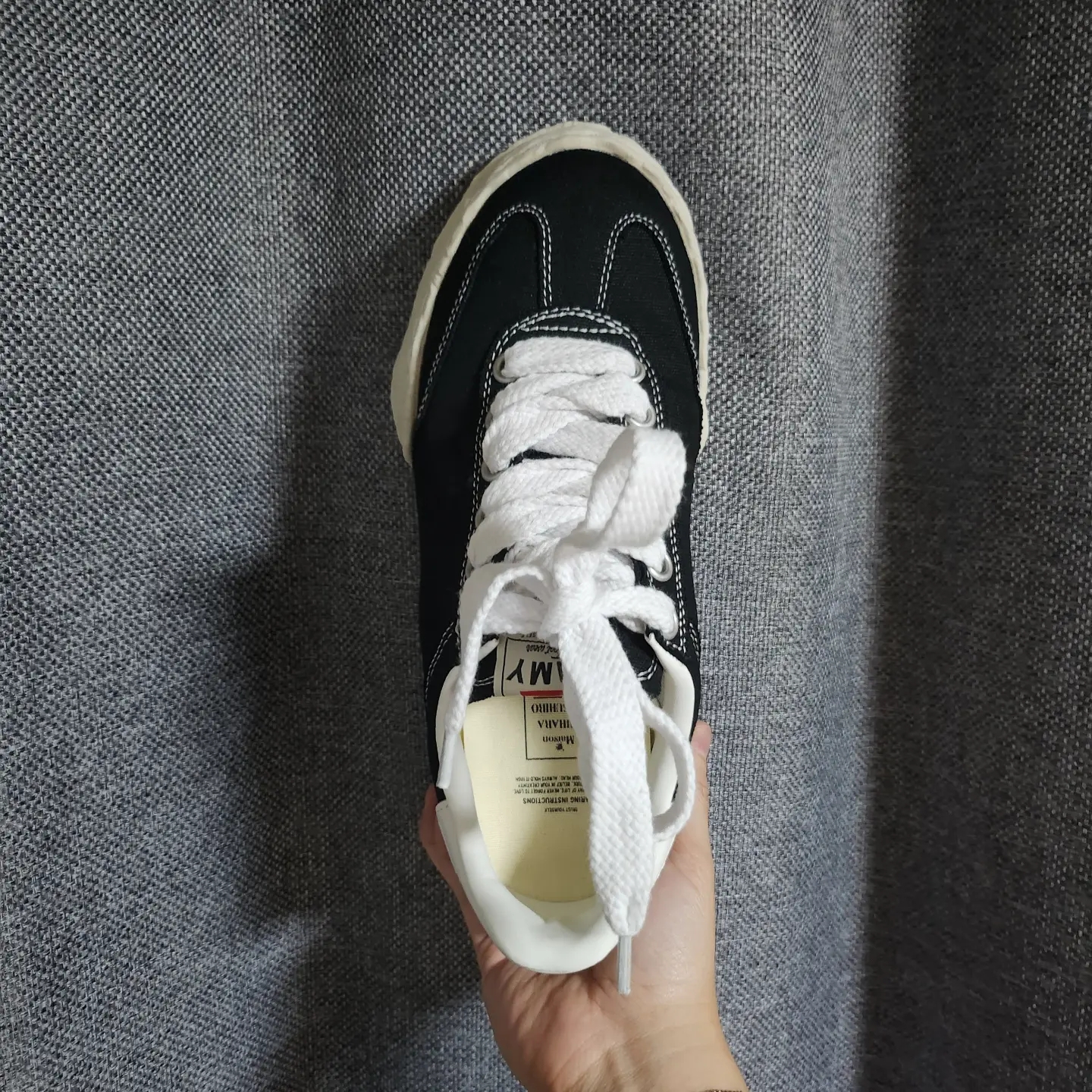Maison Mihara Yasuhiro Herbie OG Sole Canvas Low-top Sneakers Black 착용 스타일 - 4