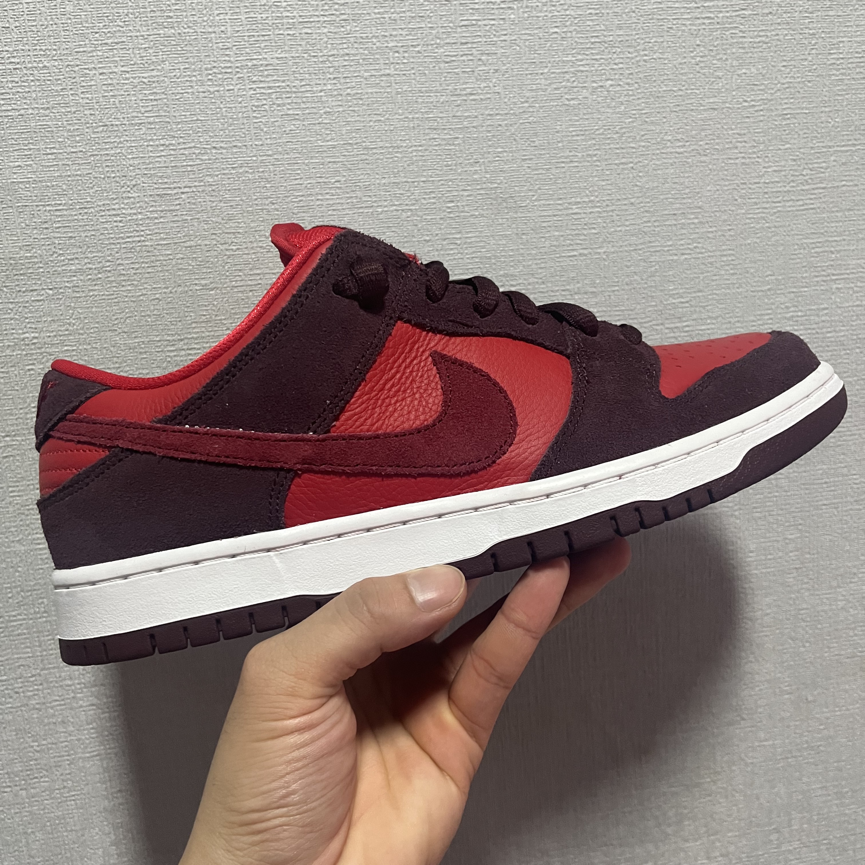 Nike SB Dunk Low Pro Cherry 착용 스타일 - 1