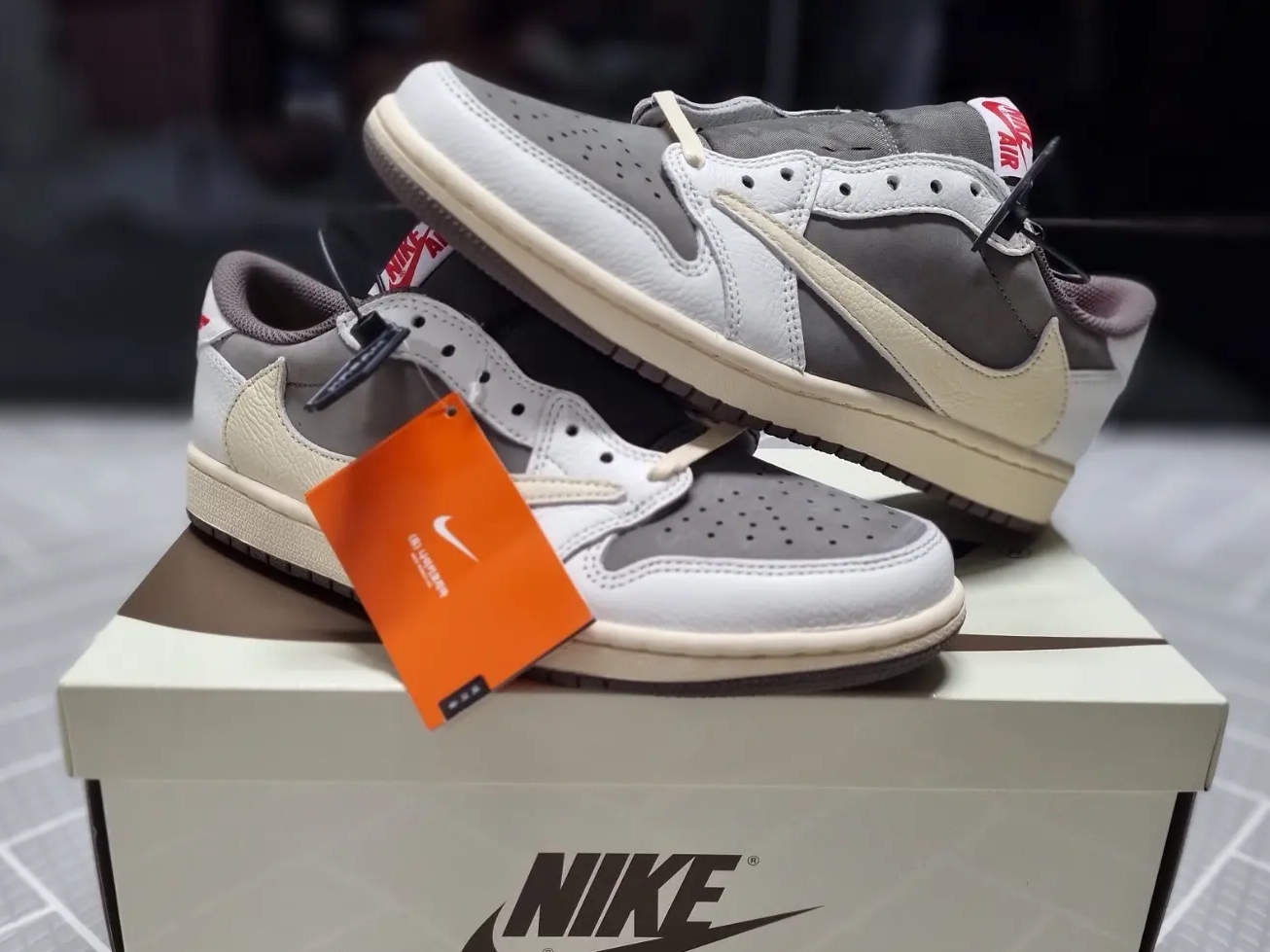 Jordan 1 x Travis Scott Retro Low OG SP Sail and Ridgerock 착용 스타일