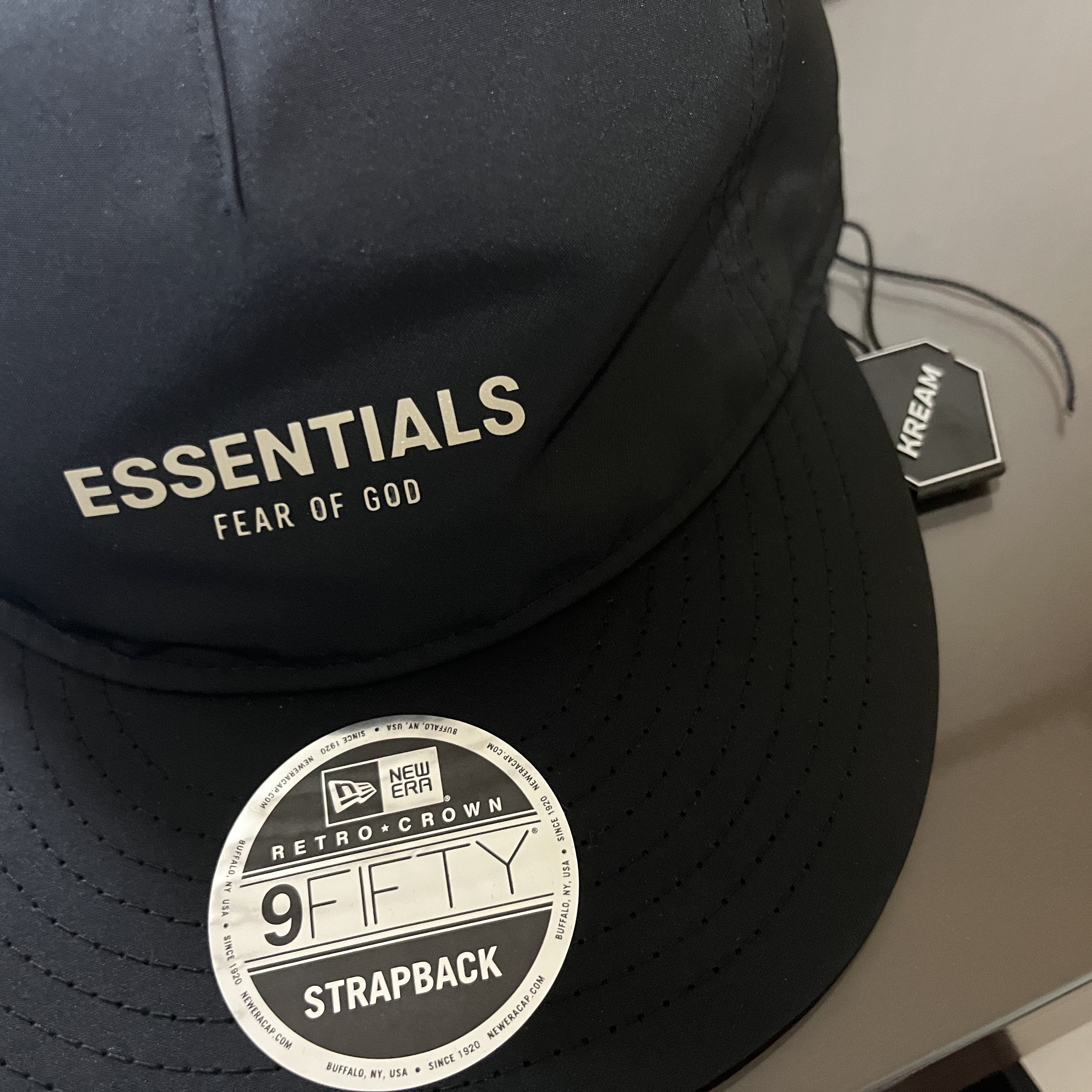 Essentials x New Era Retro Crown Strapback Black 착용 스타일