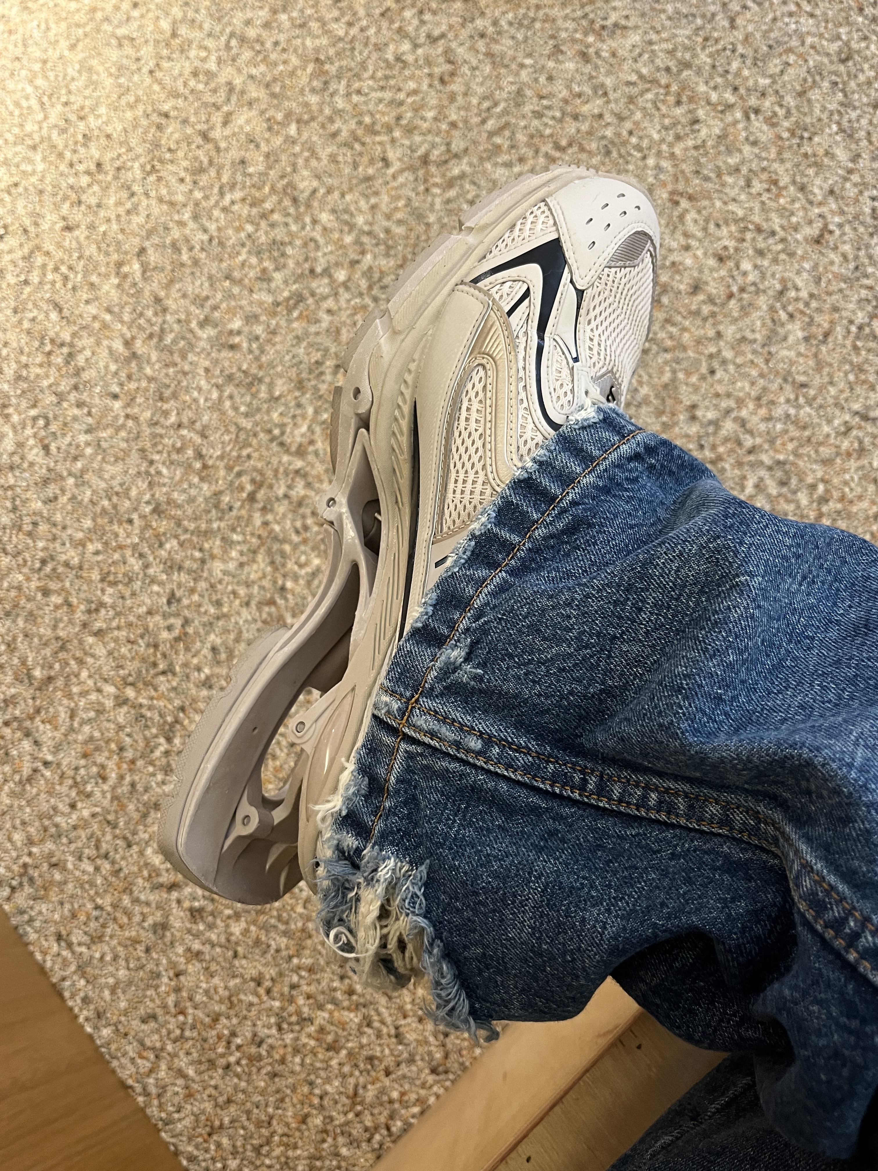 Balenciaga X-Pander Sneakers Beige Black 착용 스타일 - 2