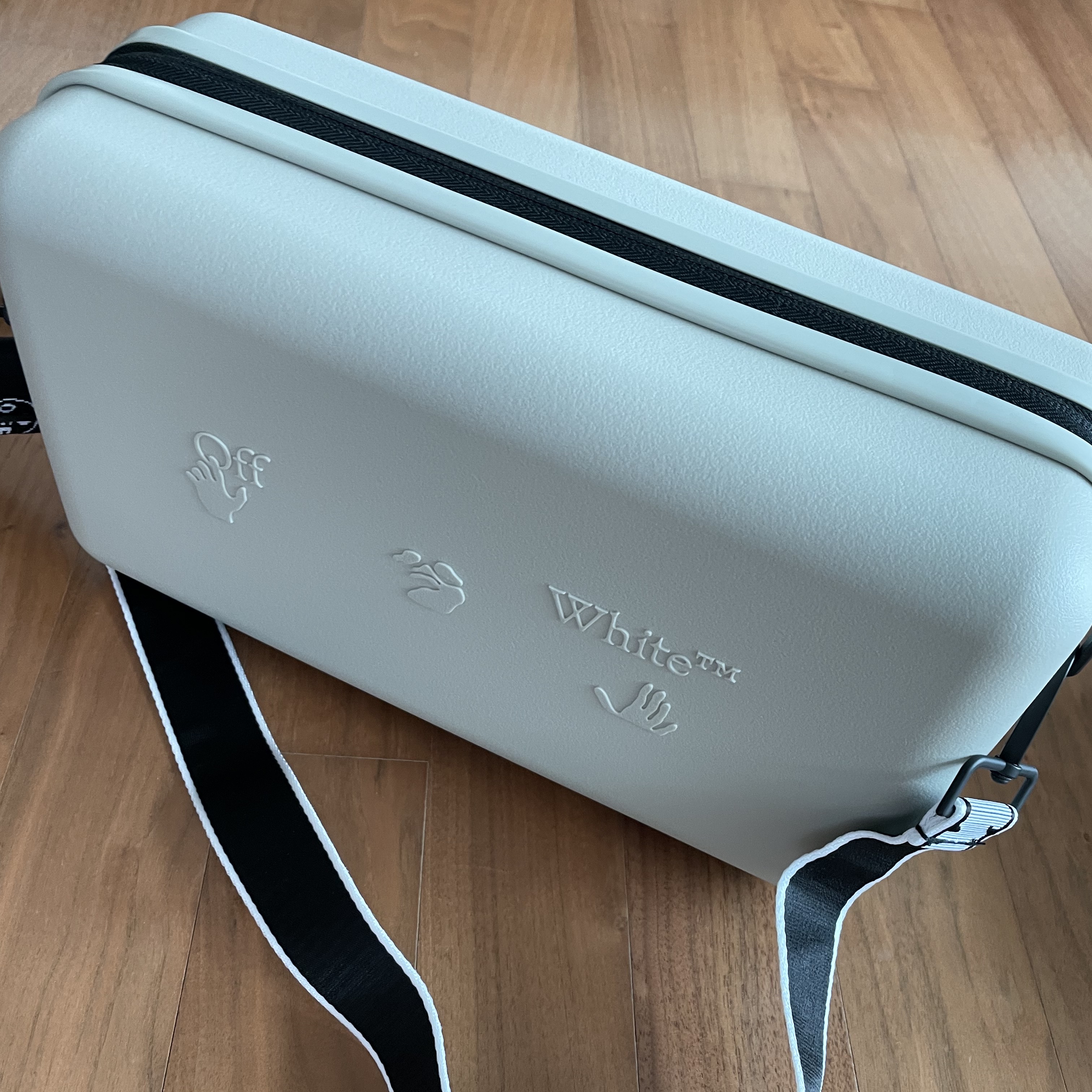 Off-White x Amore Pacific Protection Box (Without Cosmetics) 착용 스타일