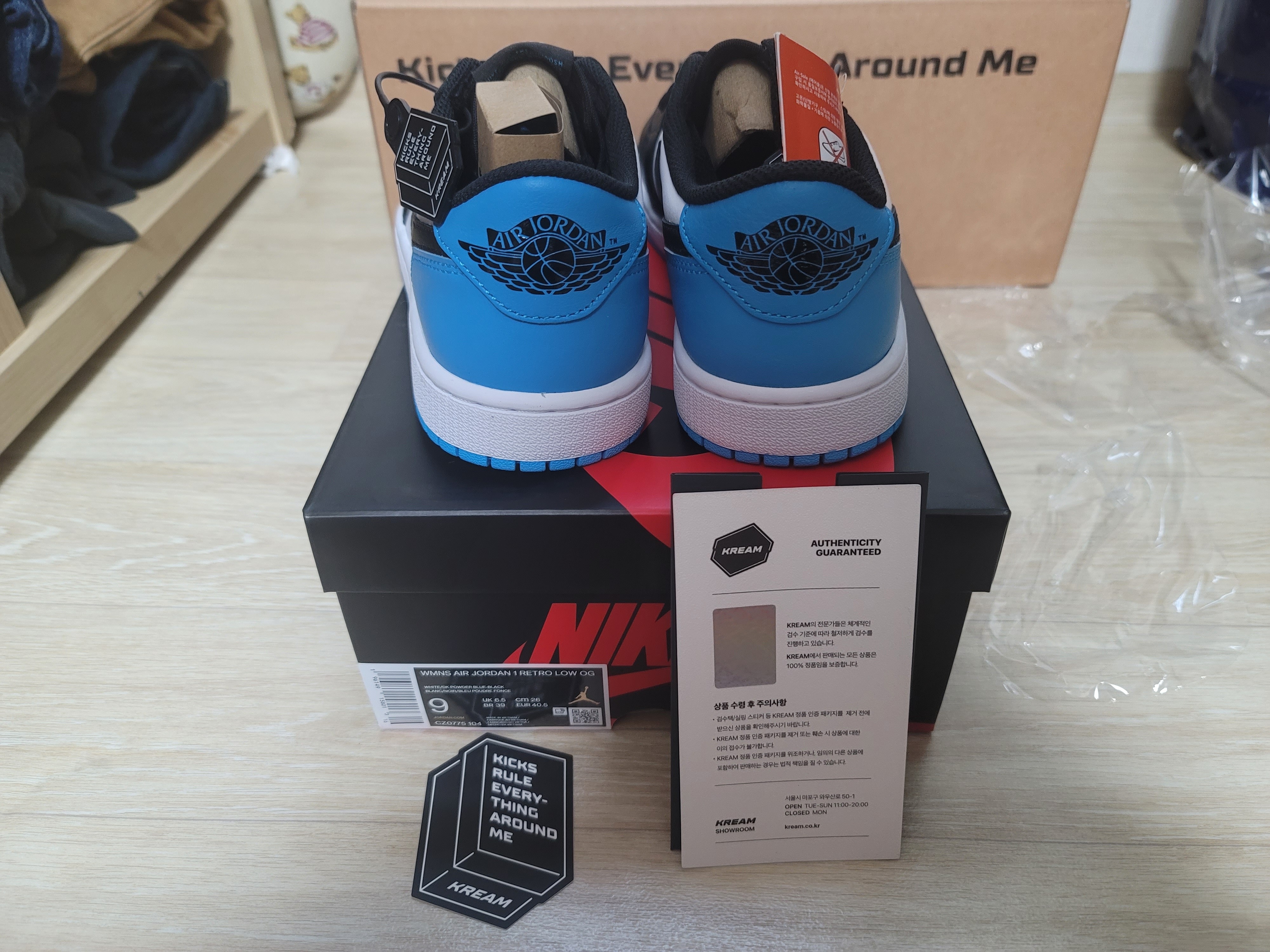 Jordan 1 Retro Low OG Black and Dark Powder Blue, (W) Jordan 1 Retro Low OG Black and Dark Powder Blue 착용 스타일 - 3