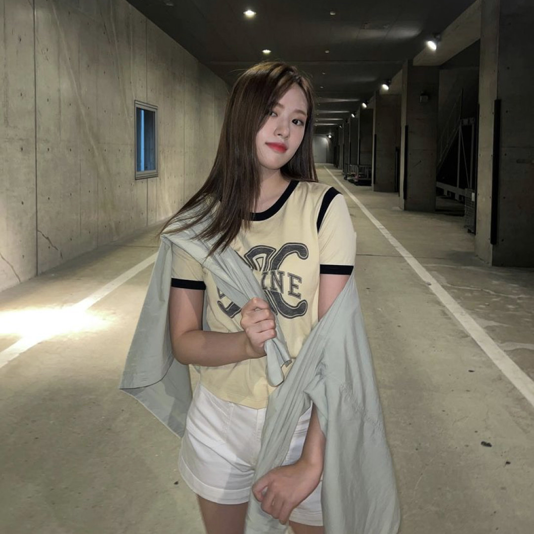 (W) Celine Triomphe T-Shirt in Cotton Jersey Butter Black 착용 스타일 - 3