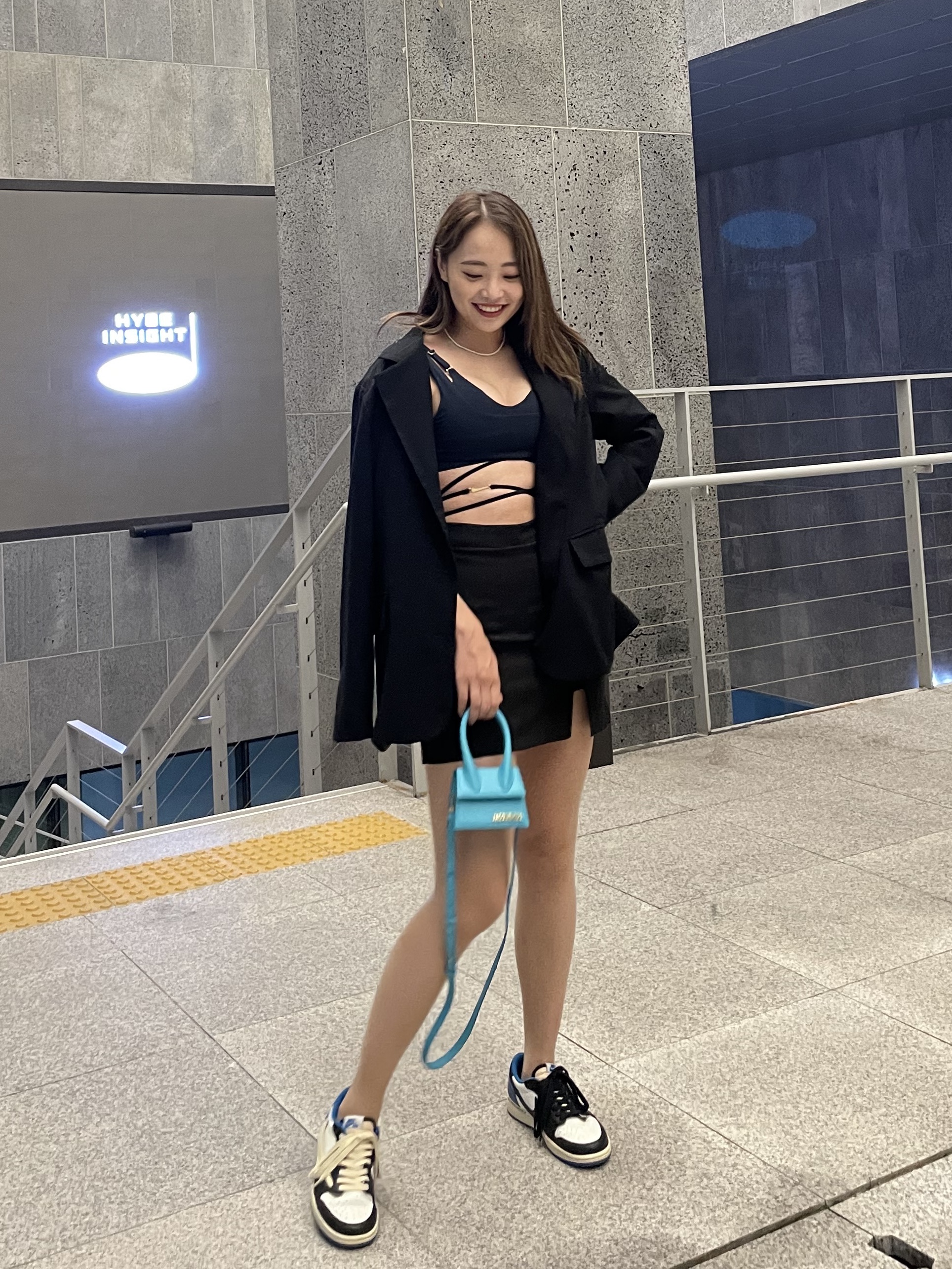 (W) Nike x Jacquemus NRG Light Support Sports Bra Dark Obsidian - Asia, Jacquemus Le Chiquito Signature Leather Mini Handbag Blue 착용 스타일 - 2