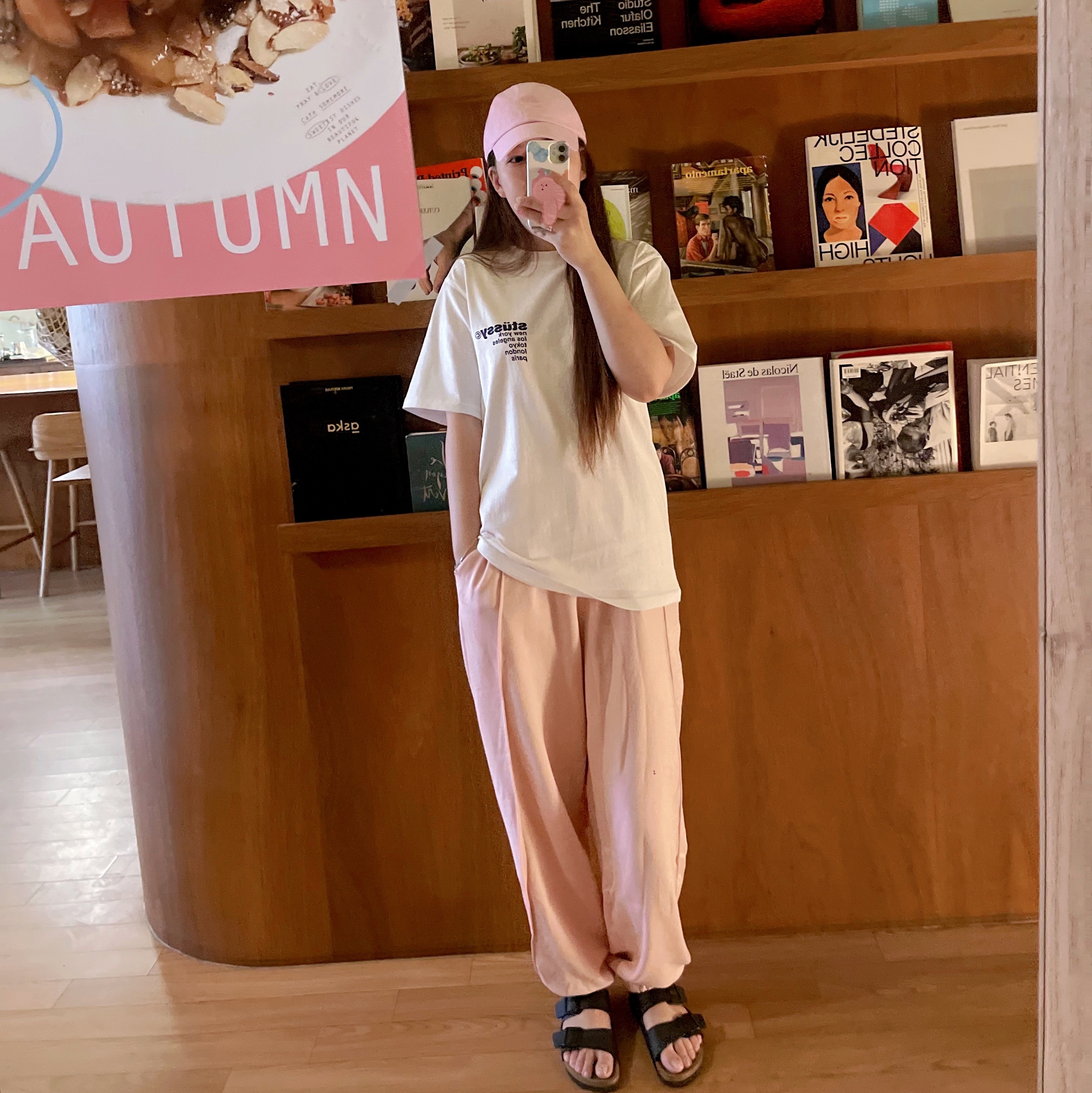 Stussy Strawberry T-Shirt White, Birkenstock Arizona Black - Narrow 착용 스타일 - 2