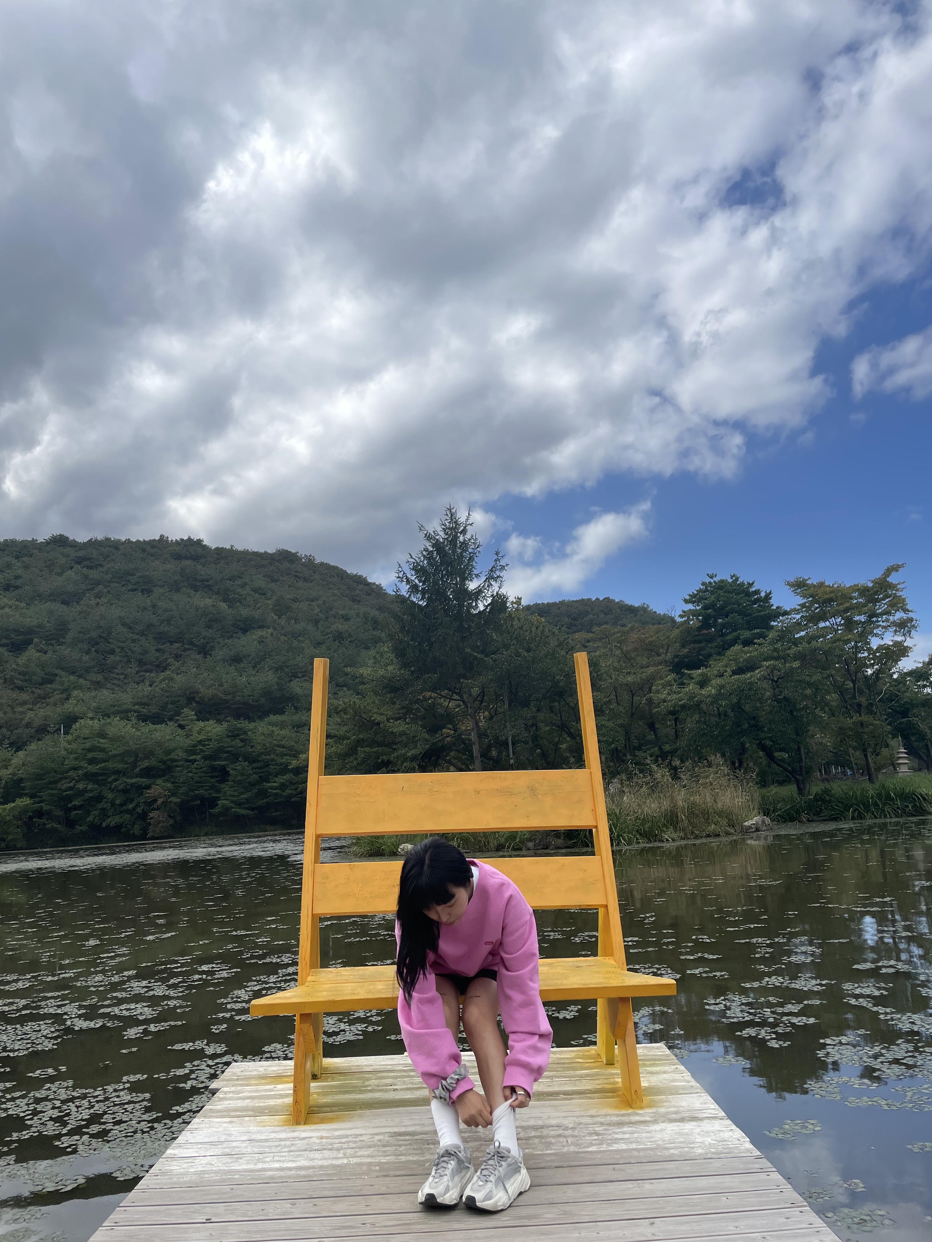 Adidas Yeezy Boost 700 V2 Static 2022, Supreme Small Box Crewneck Bright Pink - 22SS 착용 스타일 - 4