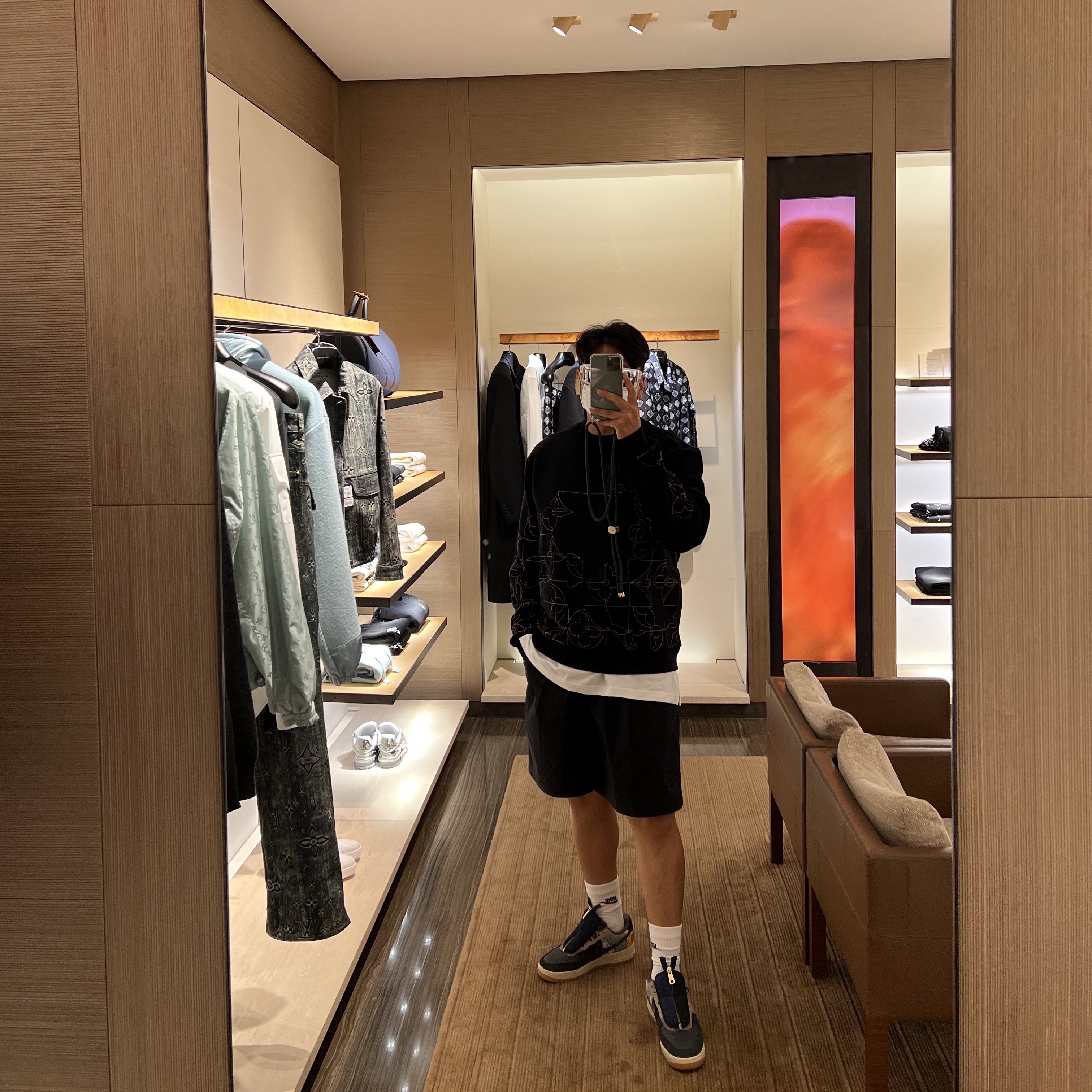 Nike x Travis Scott Air Force 1 Low Cactus Jack, Louis Vuitton LV Music Line Embroidered Crewneck Black 착용 스타일 - 1