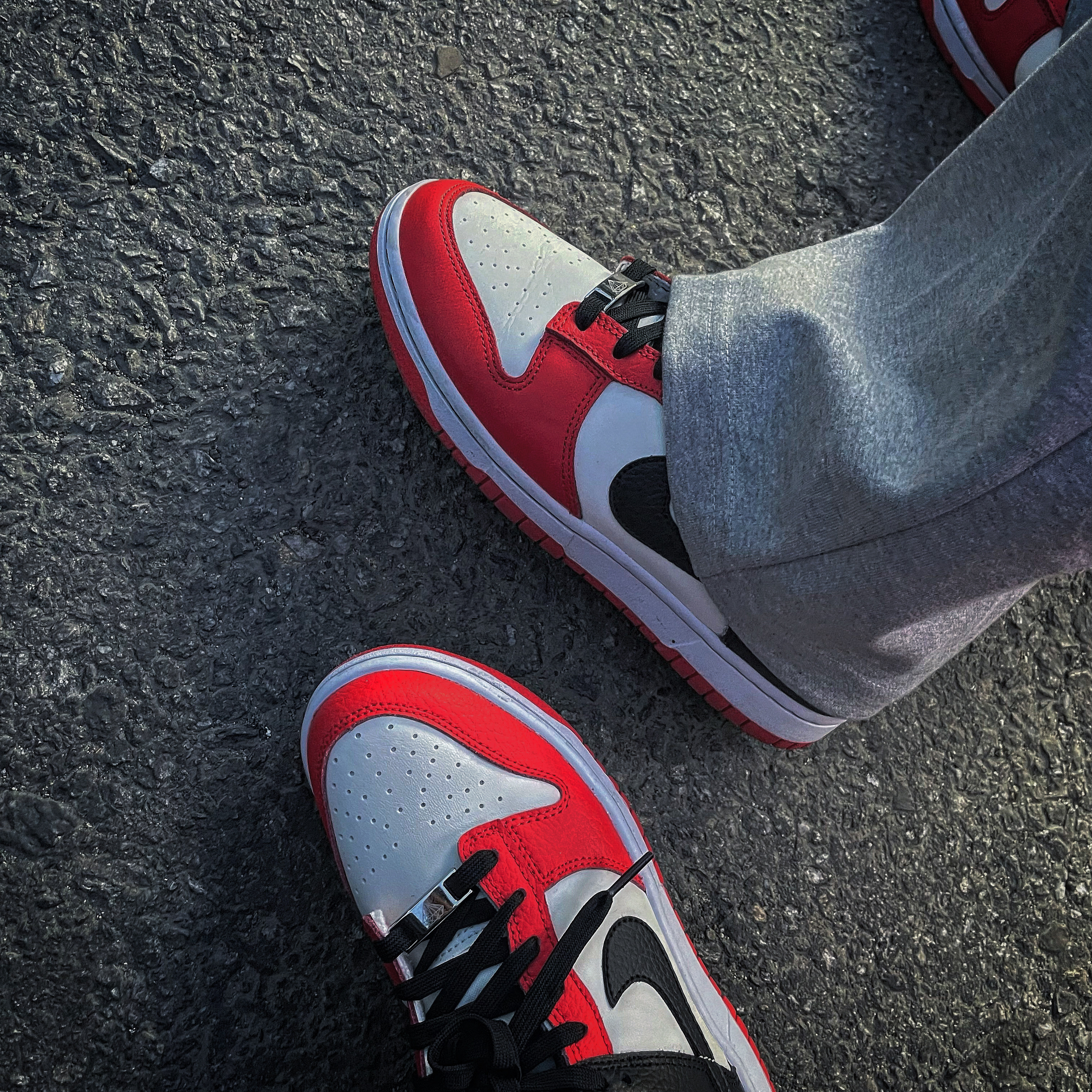 (GS) Nike x NBA Dunk Low Black and Chile Red, Nike x NBA Dunk Low Retro EMB Black and Chile Red 착용 스타일 - 4