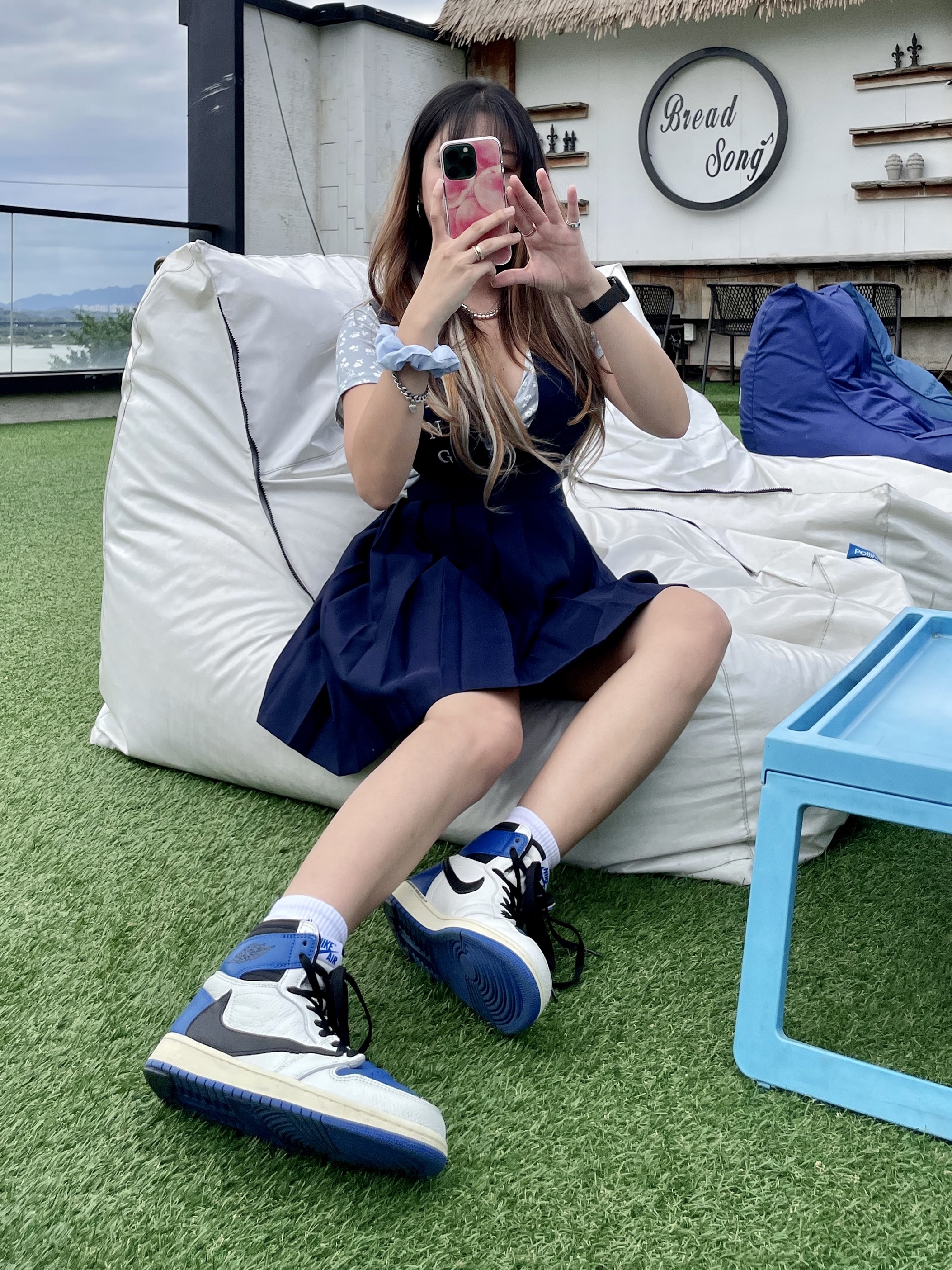 Jordan 1 x Travis Scott x Fragment Retro High OG SP Military Blue, Apple Watch Nike Series 7 41mm GPS Midnight Aluminum Case with Nike Sport Band Anthracite Black (Korean Ver.) 착용 스타일 - 1