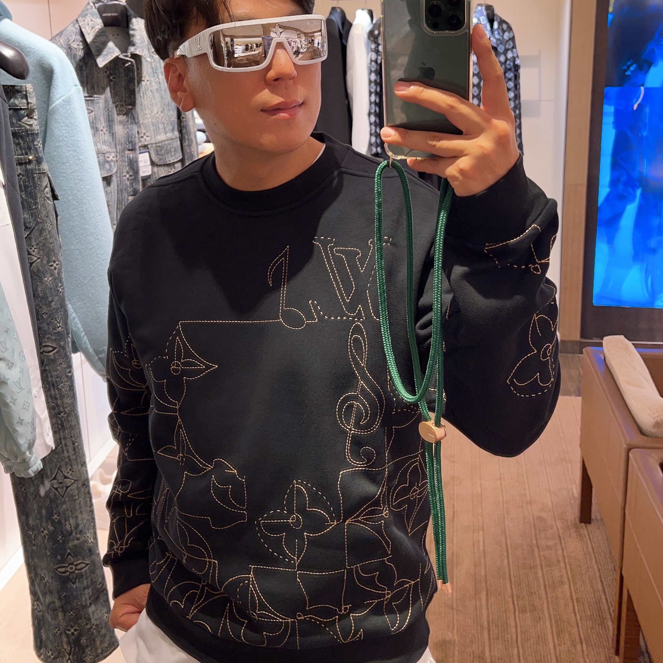 Nike x Travis Scott Air Force 1 Low Cactus Jack, Louis Vuitton LV Music Line Embroidered Crewneck Black 착용 스타일 - 2