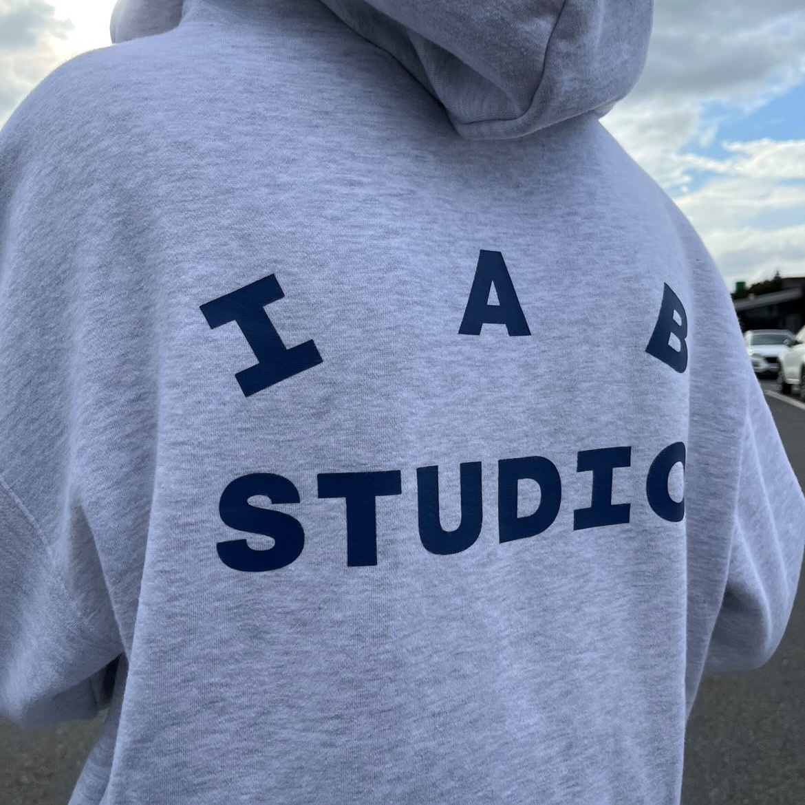 IAB Studio Hoodie Light Gray 착용 스타일