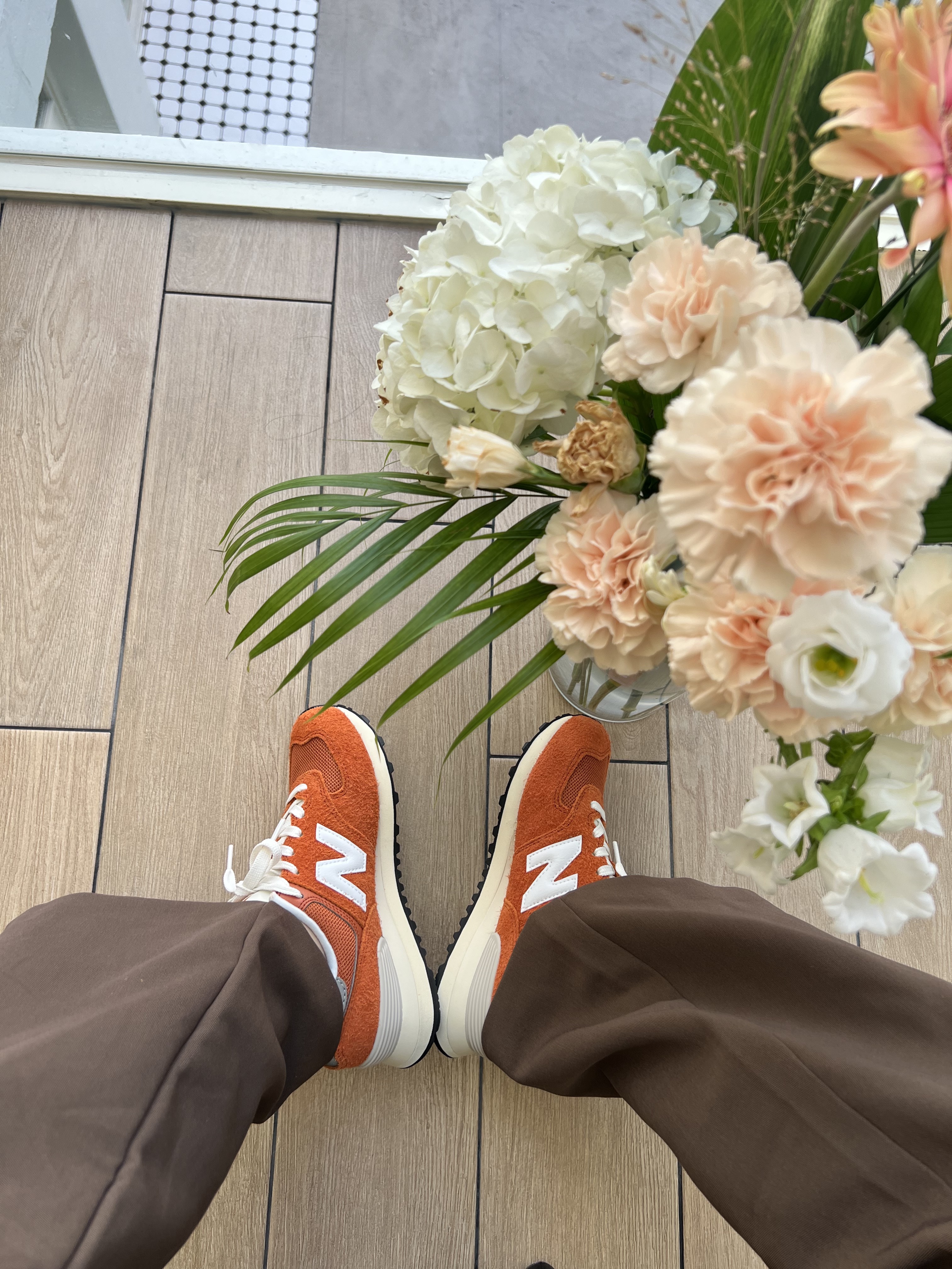 New Balance 574 Heritage Orange Burst White, Louis Vuitton Cannes Monogram and Monogram Reversed 착용 스타일 - 2