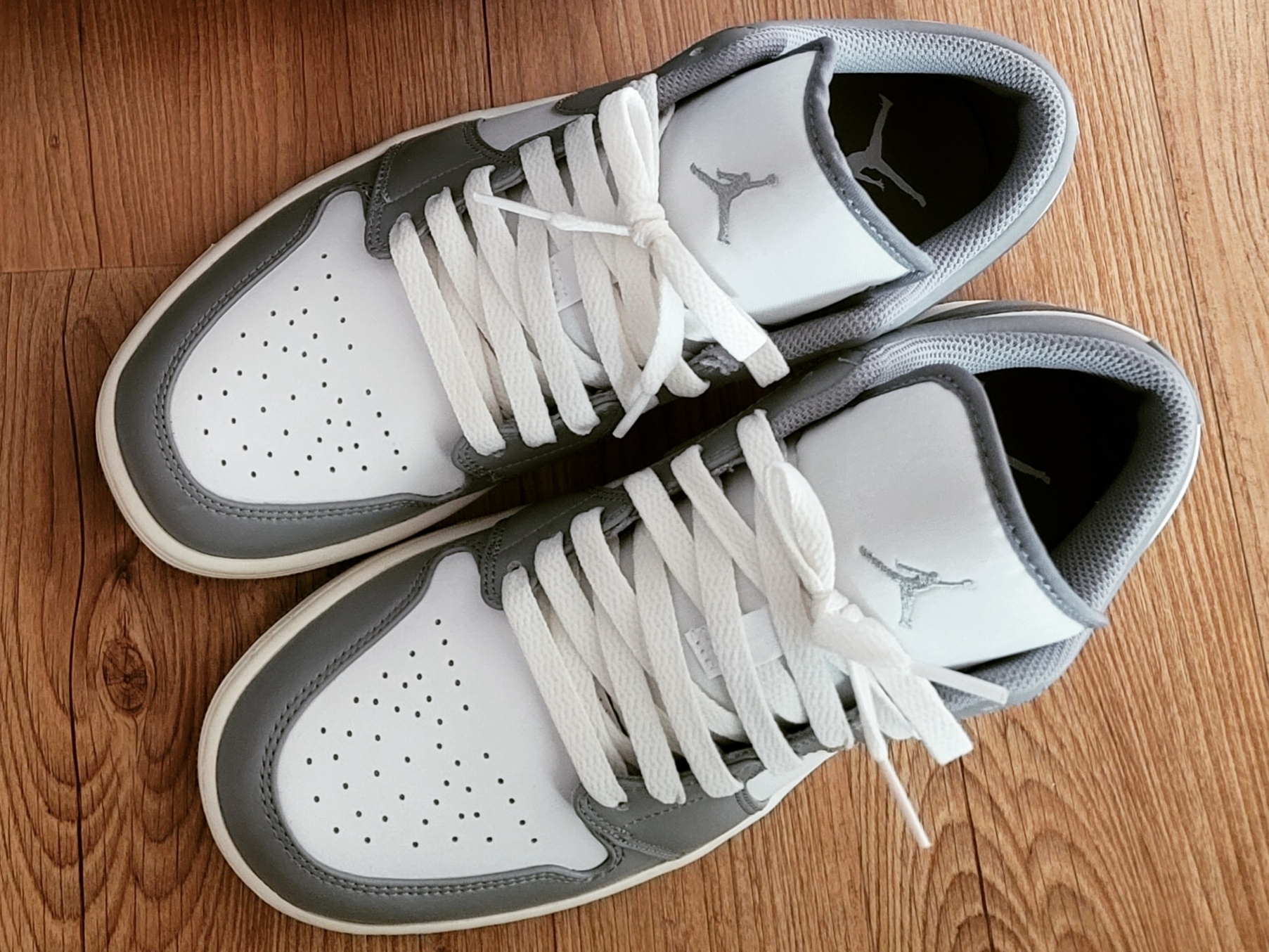 Jordan 1 Low Stealth and White 착용 스타일