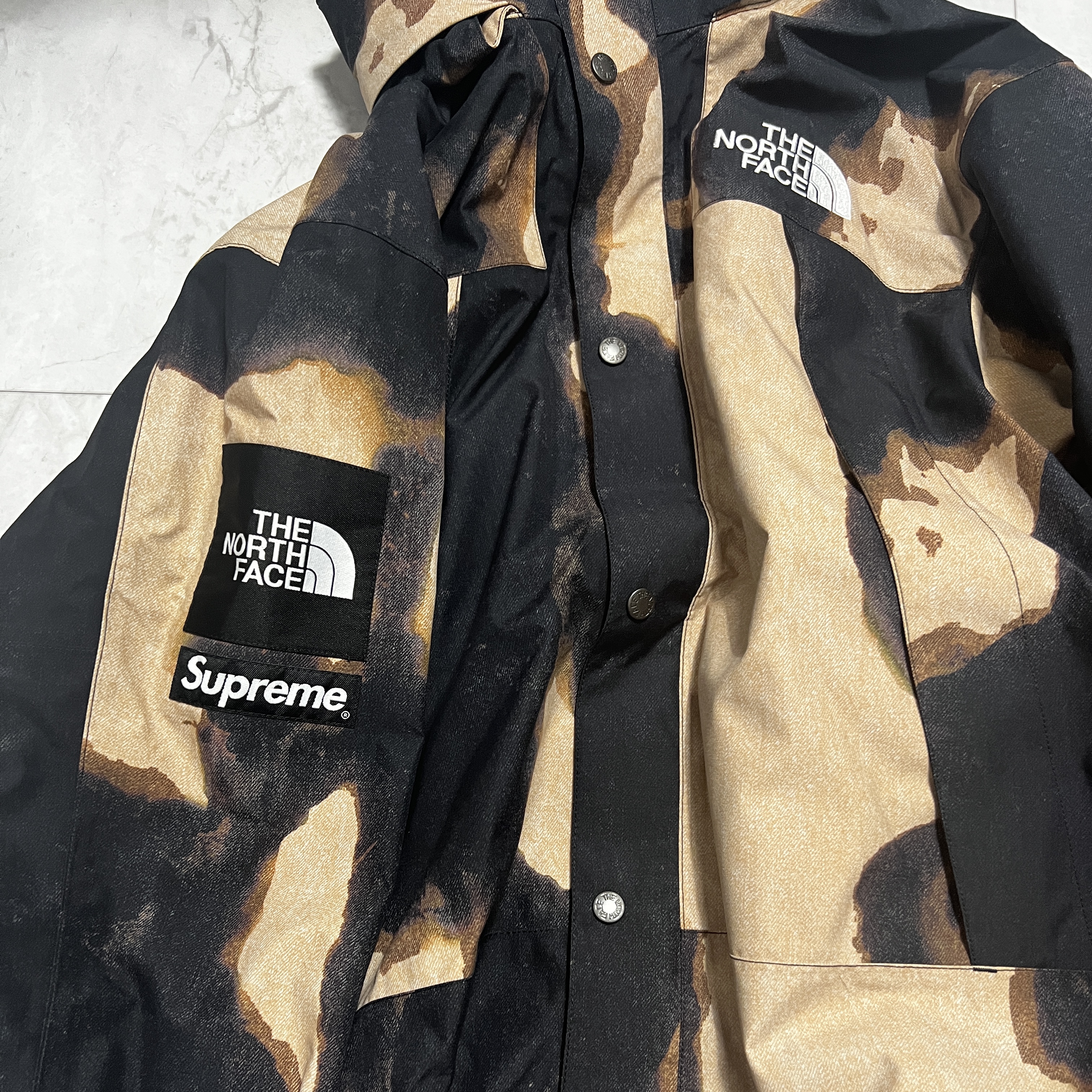 Supreme x The North Face Bleached Denim Print Mountain Jacket Black - 21FW 착용 스타일