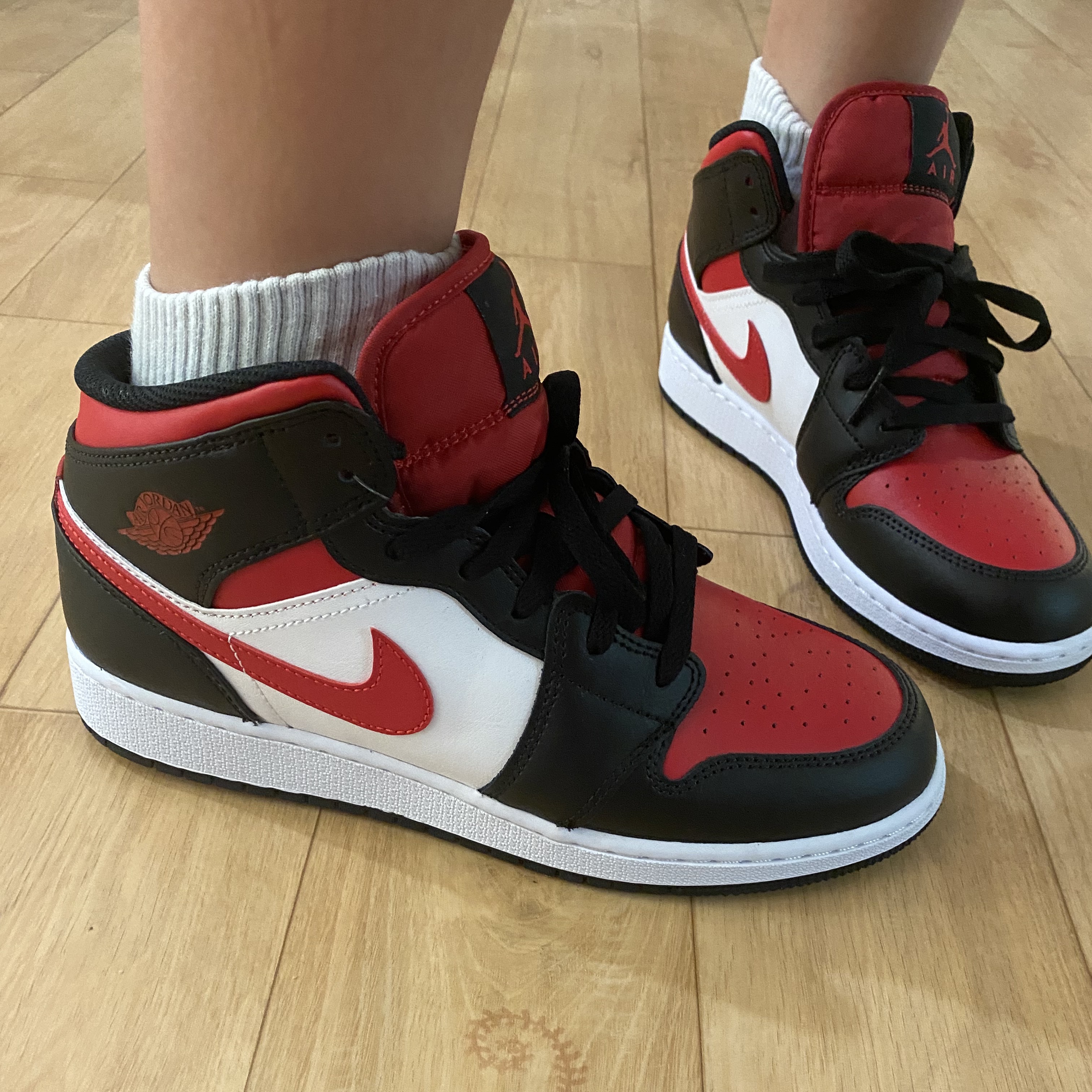(GS) Jordan 1 Mid Black Fire Red 착용 스타일