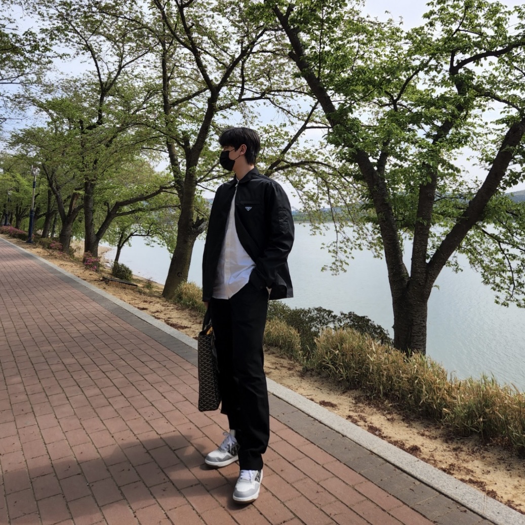 Prada Re-Nylon Zip Up Gabardine Blouson Jacket Black, Goyard Voltaire Bag Black 착용 스타일